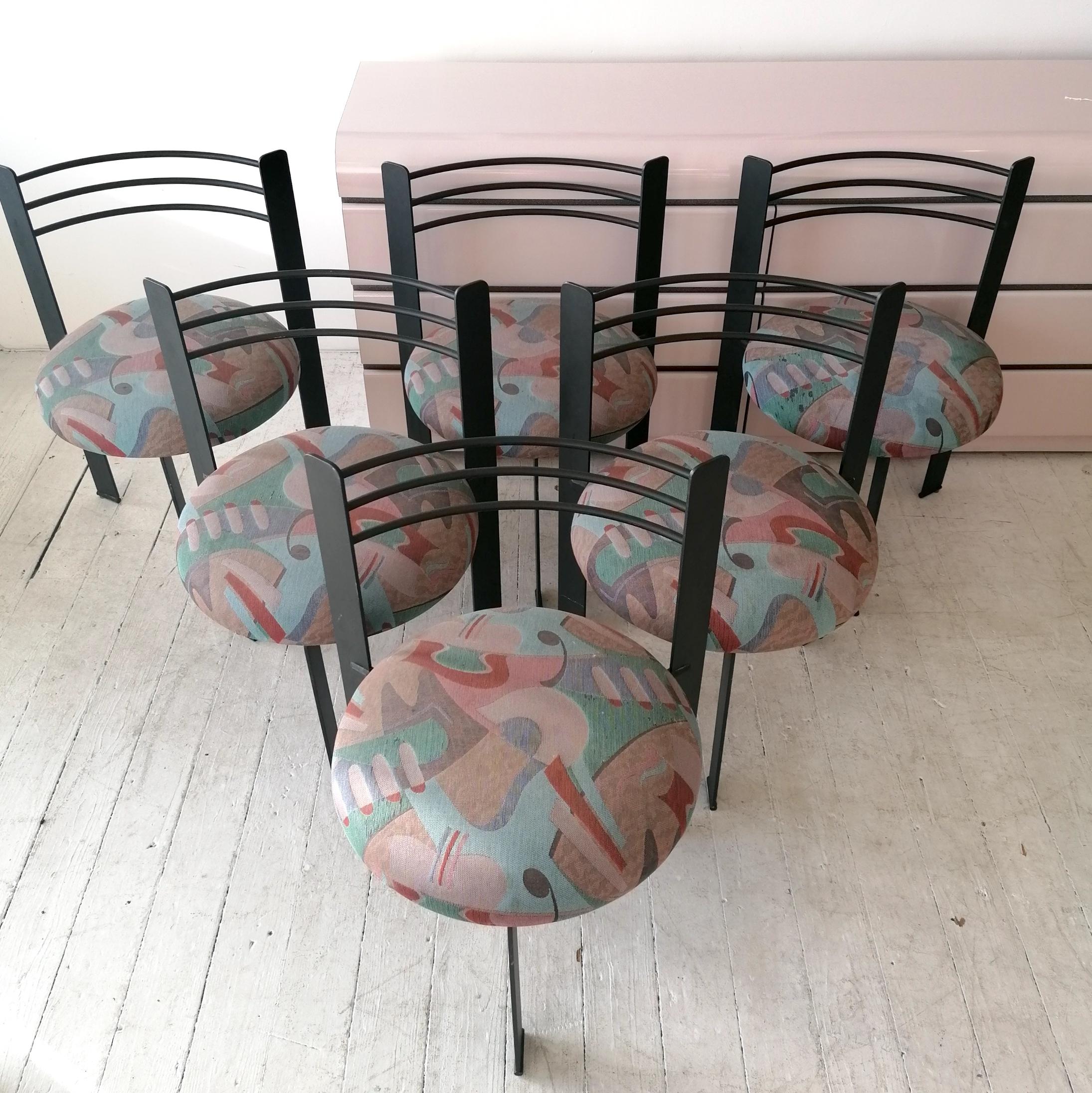 Un ensemble de 6 chaises de salle à manger postmoderne de style Memphis, USA 1980. Fer ou acier lourd revêtu de poudre, avec tapisserie abstraite originale. Il y a un peu d'usure liée à l'âge sur le tissu, mais il est encore tout à fait utilisable -
