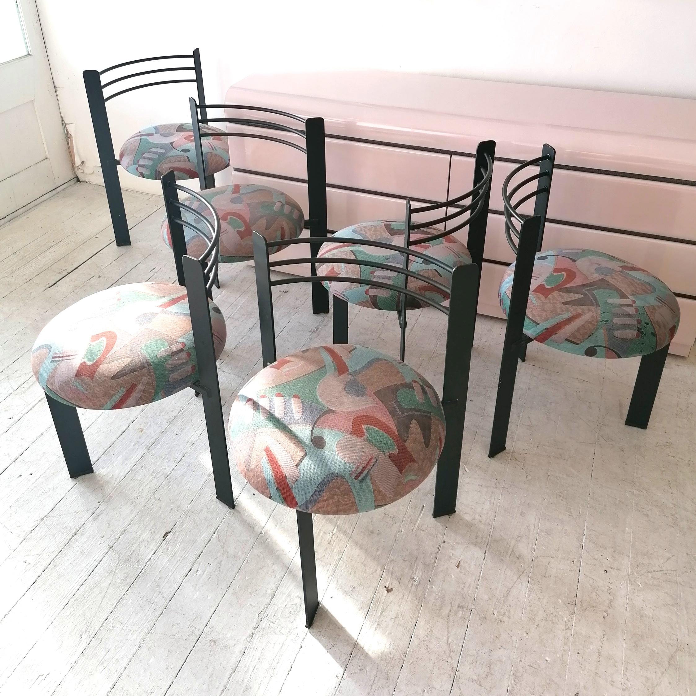 Postmoderne Ensemble de 6 chaises de salle à manger postmodernes en fer poudré de style Memphis, États-Unis, années 1980 en vente