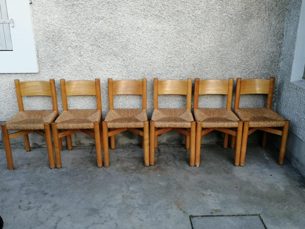 Ensemble de 6 chaises de salle à manger, modèle Meribel, conçu par Charlotte Perriand, vers 1960. Fabriqué par Steph Simon (France) Piètement et jambes en bois de frêne, assise en paille d'origine, dossier incurvé, jambes en rondins reliées par une