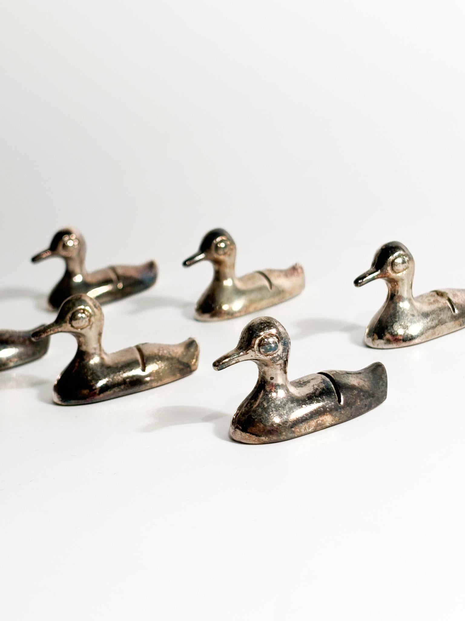 Set of six duck-shaped metal placeholders / knife rests, made by Saviato in the 90s

Ø cm 3,5 h cm 2,5

The knife rest is a small but indispensable table accessory that serves to place table knives in a safe and hygienic way. In addition to being