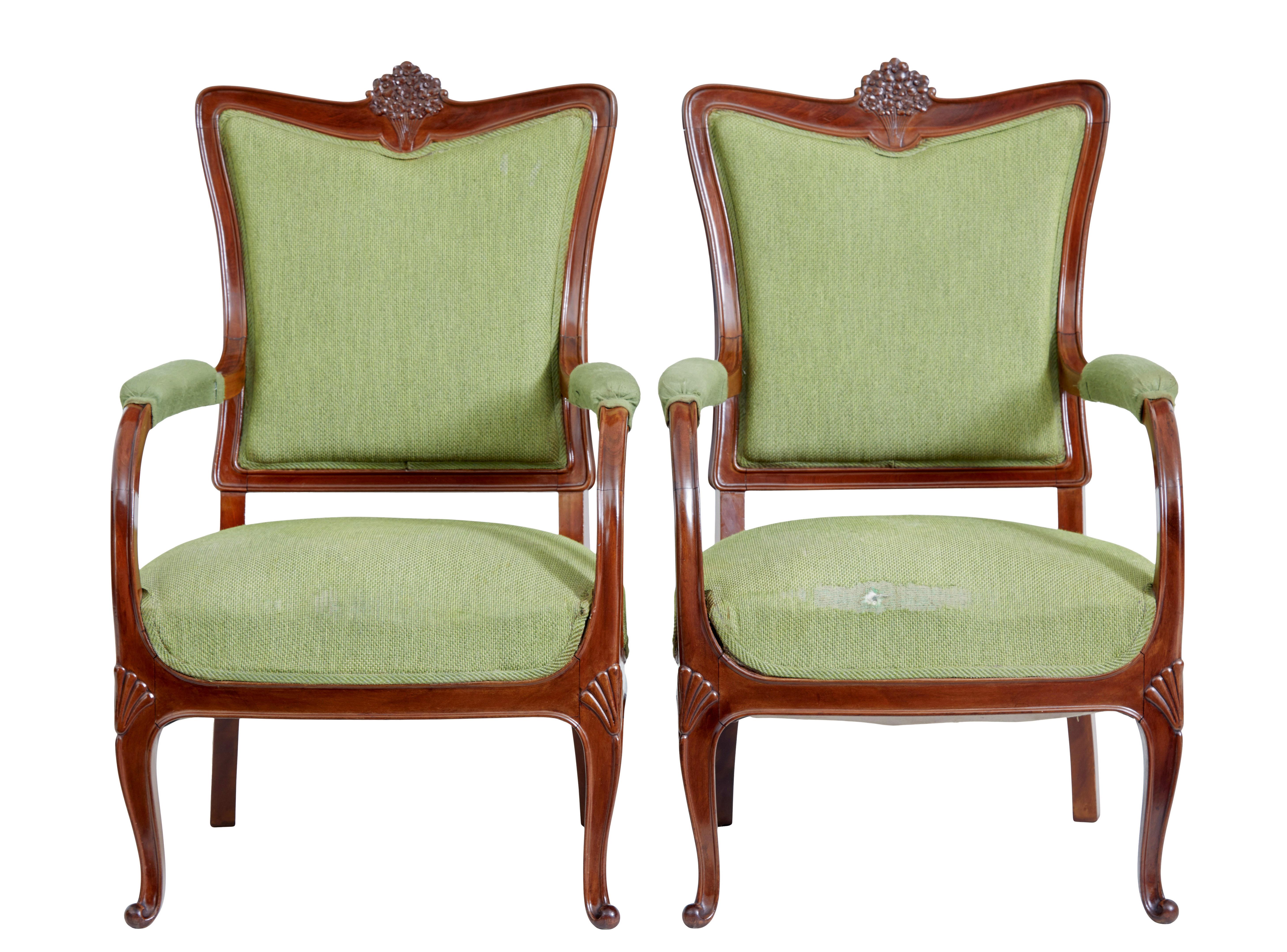 Satz von 6 geschnitzten Esszimmerstühlen aus der Mitte des 20. Jahrhunderts, um 1940.

Hochwertiger Satz schwedischer Esszimmerstühle, bestehend aus 2 Carver-Sesseln und 4 Einzelstühlen.

Aus nussbaumähnlich gebeizter Buche, mit kontrastierendem