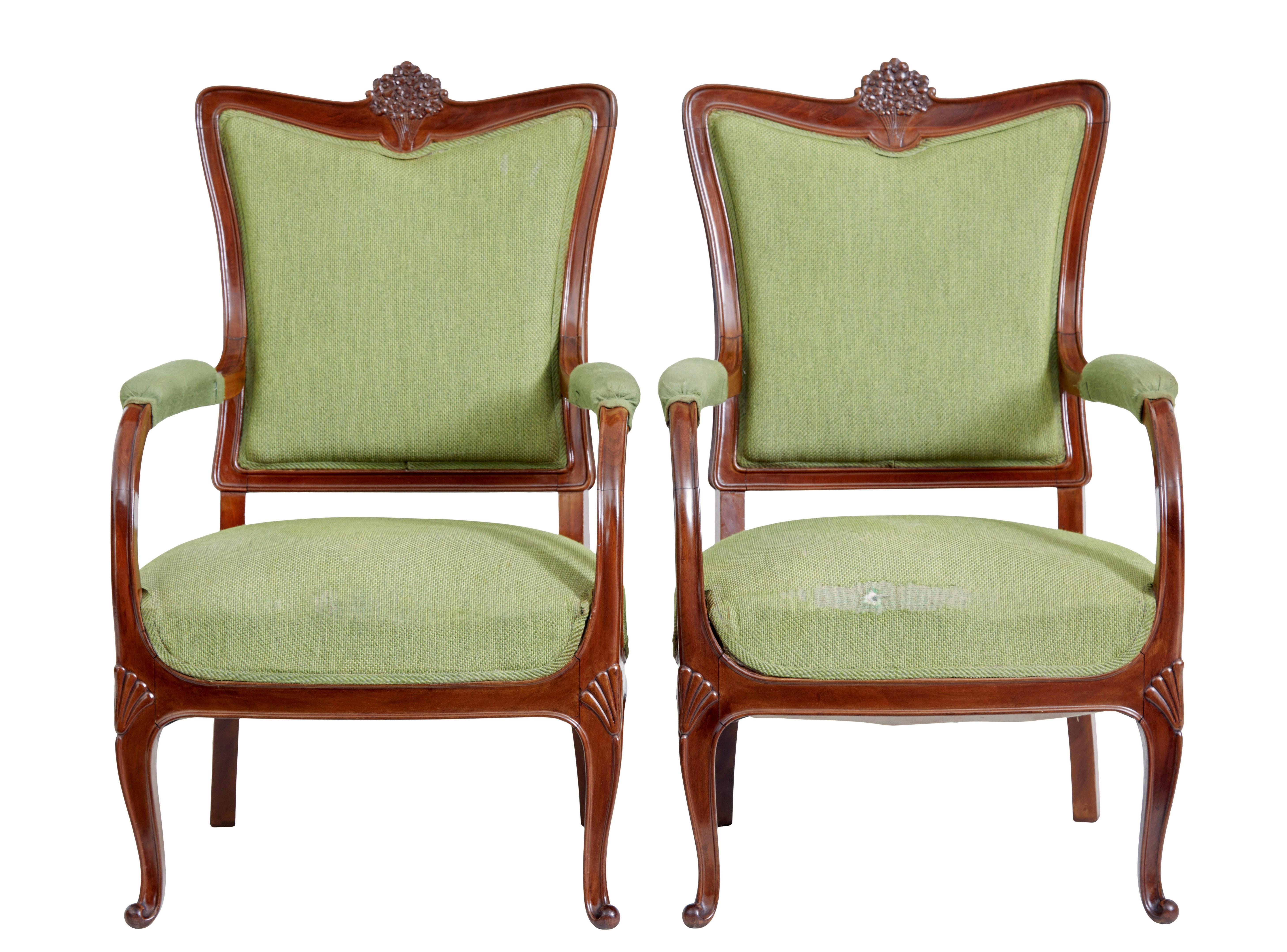 Ensemble de 6 chaises de salle à manger sculptées du milieu du 20e siècle, vers 1940.

Ensemble de chaises de salle à manger de bonne qualité, de fabrication suédoise, comprenant 2 fauteuils carver et 4 chaises simples.

Fabriqué en hêtre teinté