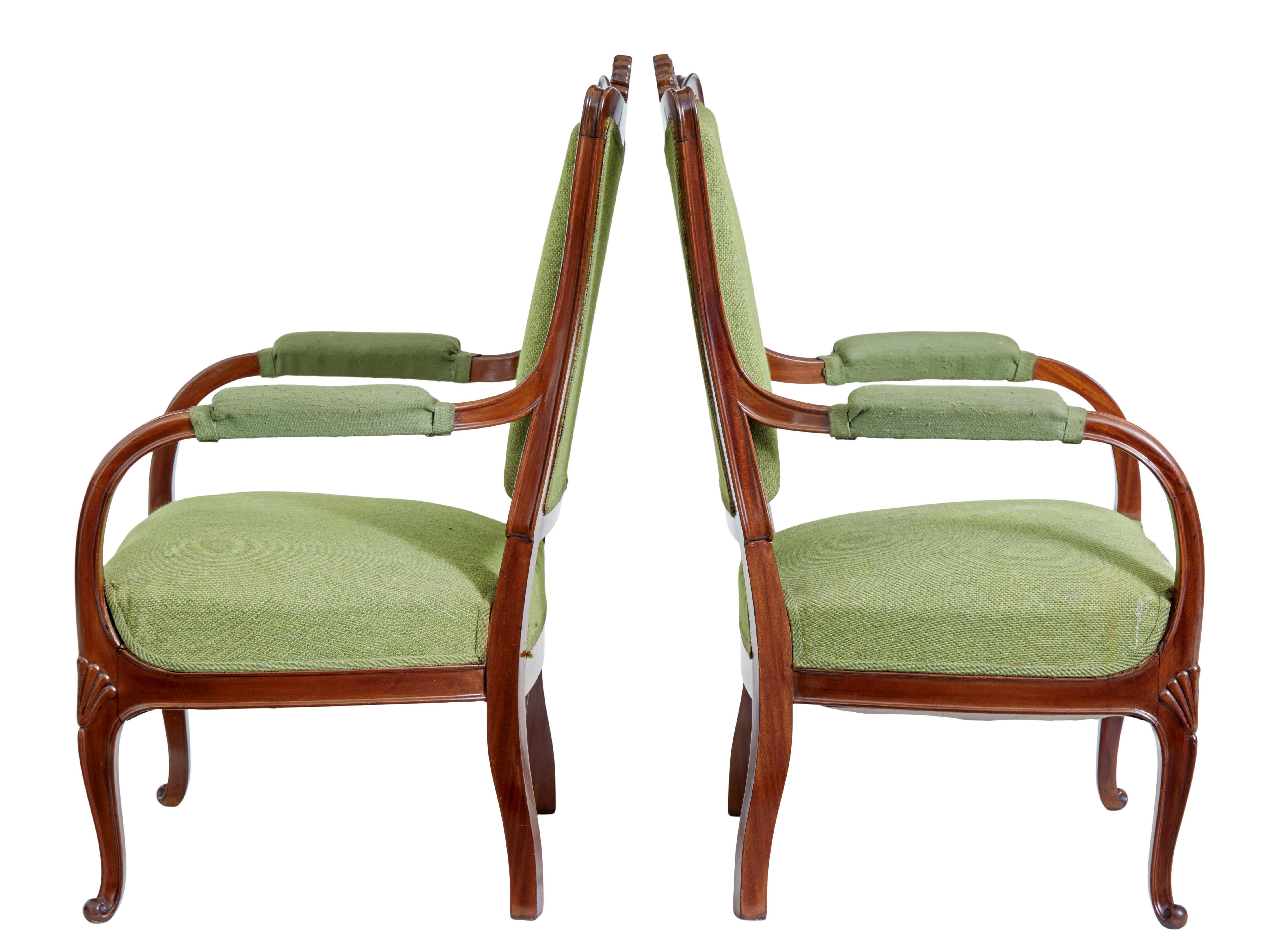 Victorien Ensemble de 6 chaises de salle à manger sculptées du milieu du 20e siècle en vente