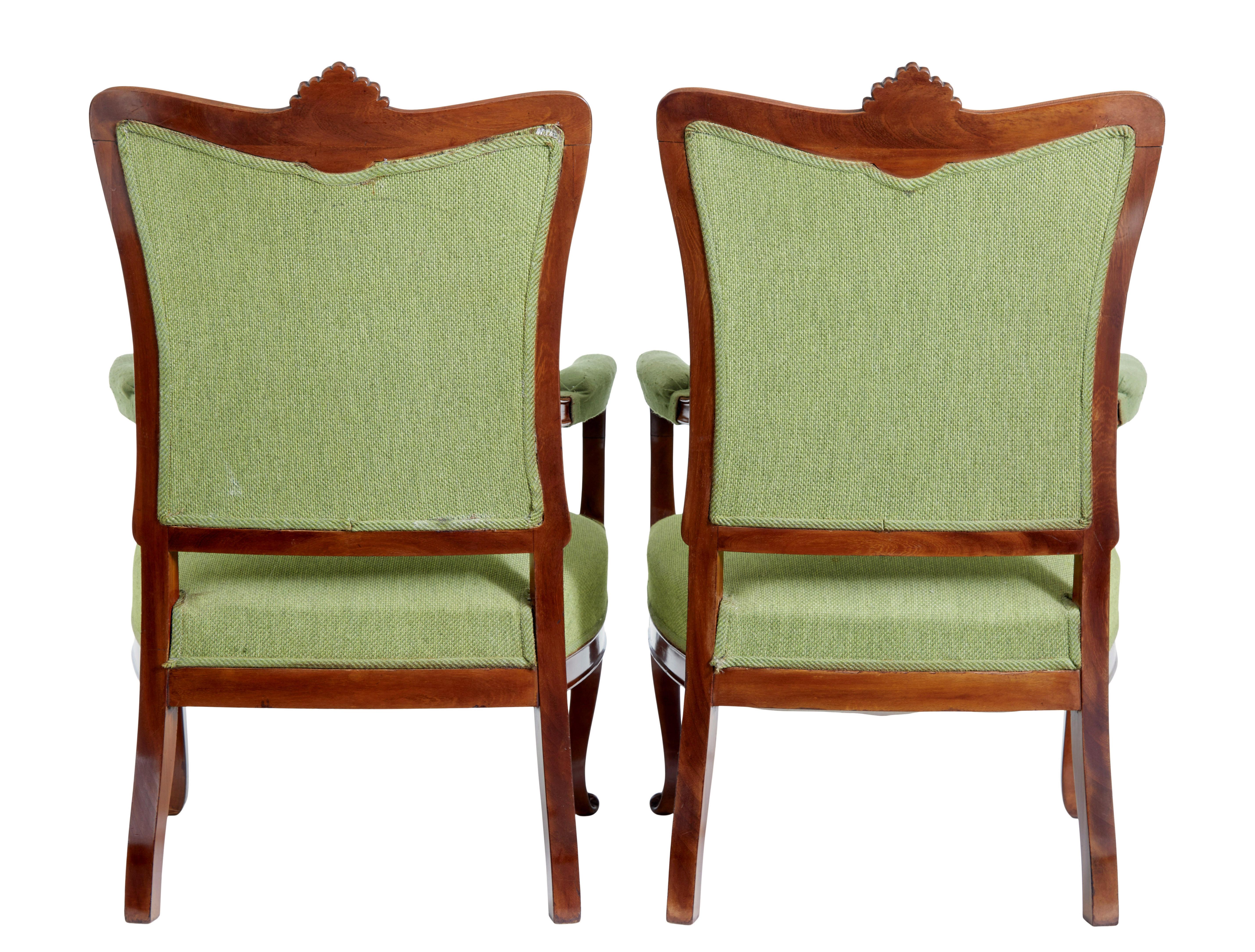 Suédois Ensemble de 6 chaises de salle à manger sculptées du milieu du 20e siècle en vente
