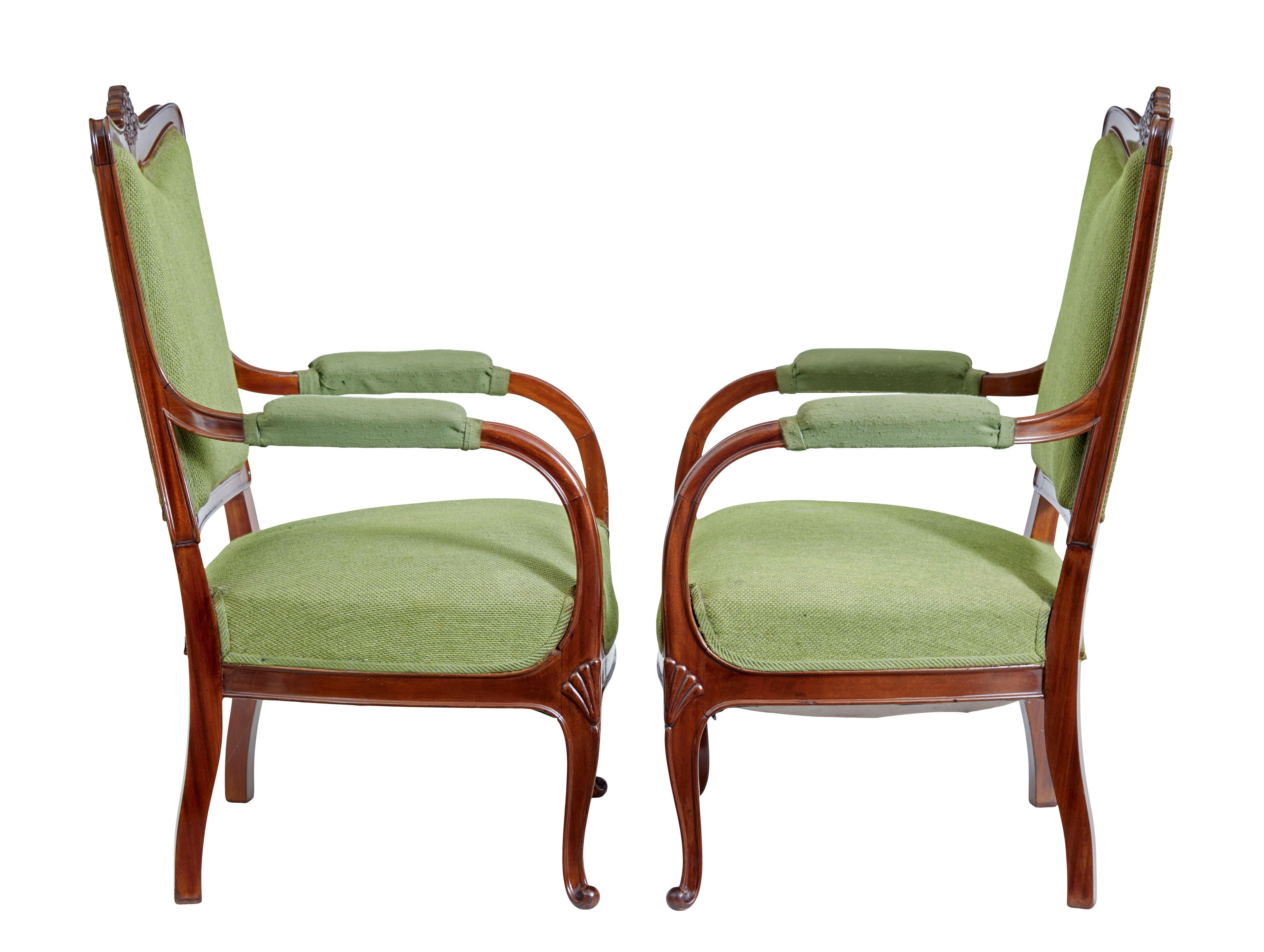 Sculpté à la main Ensemble de 6 chaises de salle à manger sculptées du milieu du 20e siècle en vente
