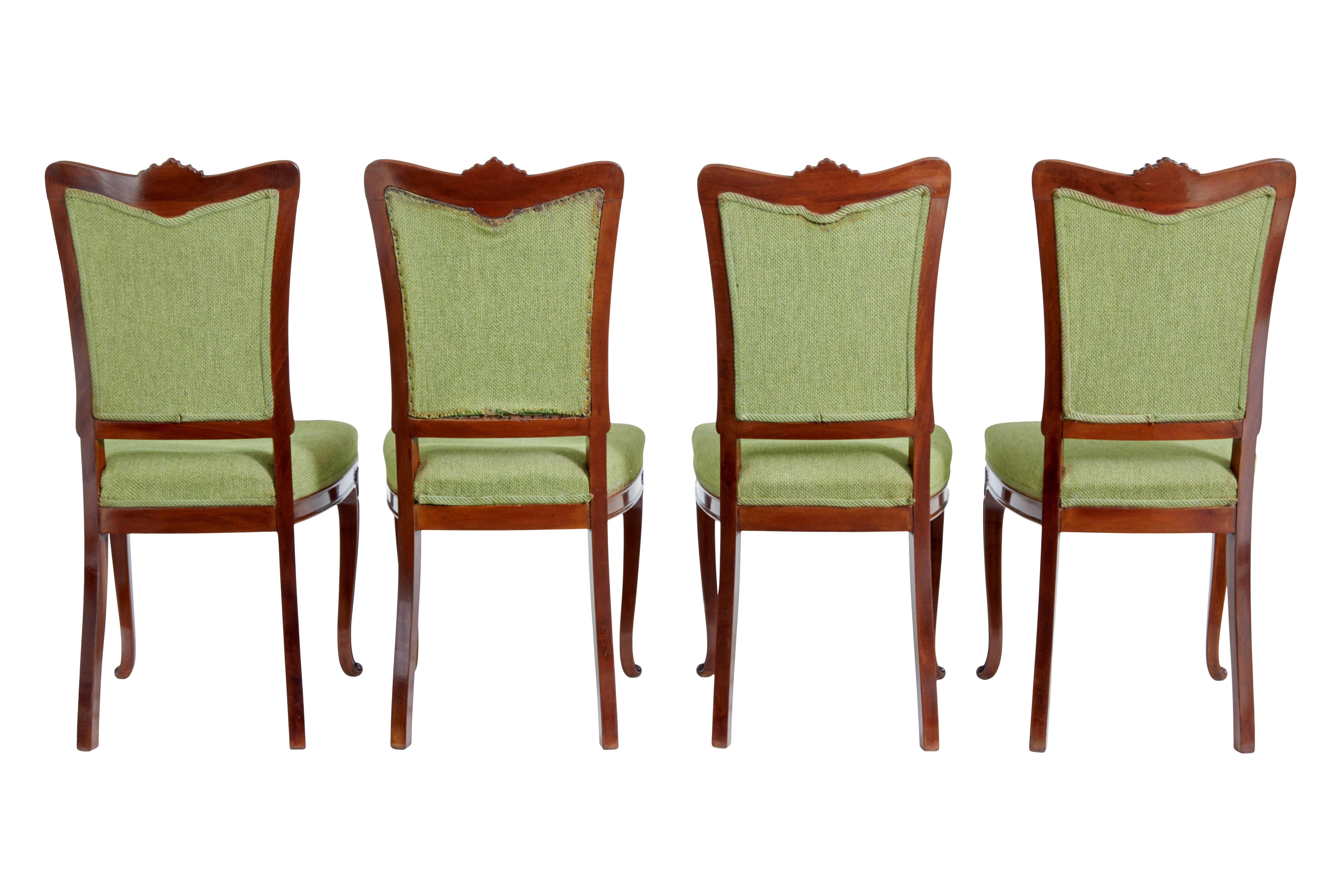 20ième siècle Ensemble de 6 chaises de salle à manger sculptées du milieu du 20e siècle en vente