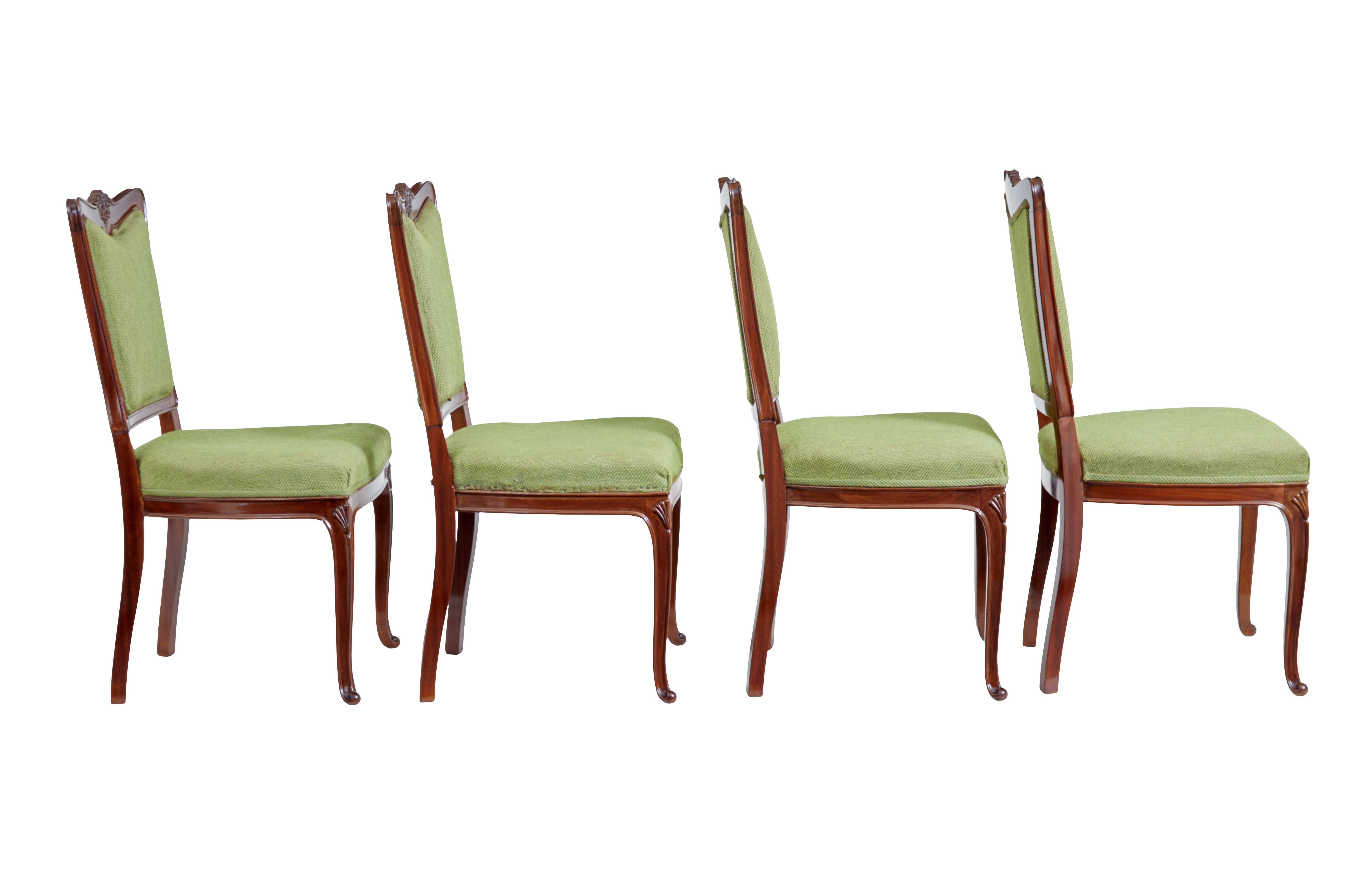 Tissu Ensemble de 6 chaises de salle à manger sculptées du milieu du 20e siècle en vente