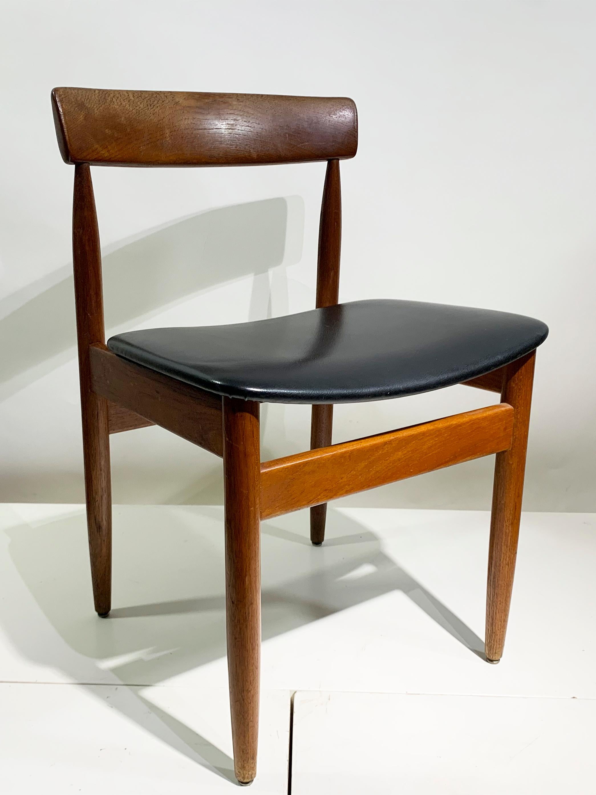 Set of 6 Mid-20th Century Scandinavian Dining Chairs  In Good Condition For Sale In Beirut, LB