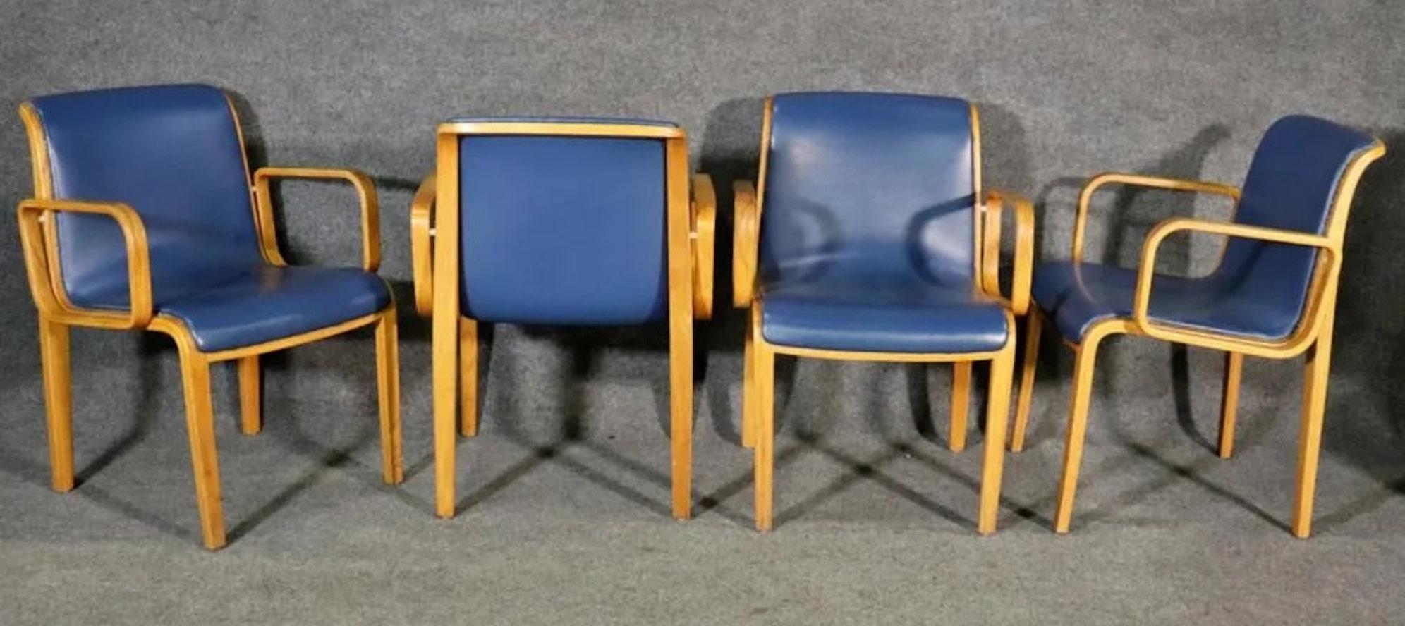 Quatre Bill Stephens pour Knoll, deux chaises Stending Co. Le tout dans la même sellerie avec des accoudoirs en bois courbé.
4 chaises mesurent 31 1/2