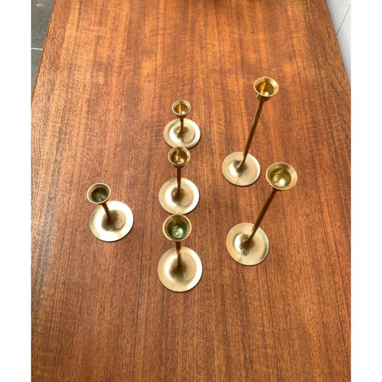 Set di 6 portacandele in ottone di metà secolo, anni '60, in ottime condizioni. Progettato dal 1960 al 1969.

Informazioni aggiuntive:
Materiali: Ottone
Colore: oro
Stili: Medioevo Moderno
Tipo di articolo: Vintage, Antico o Pre-owned
Dimensioni: