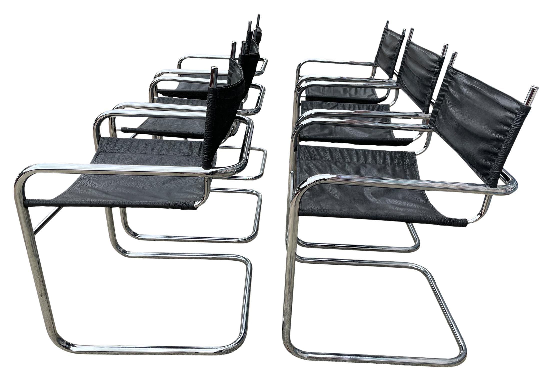 Ensemble de 6 fauteuils de salle à manger cantilever assortis datant du milieu du siècle dernier. Dans le style de Mart Stam chrome et faux cuir noir. Tous les cadres cantilever originaux du milieu du siècle dernier sont chromés sans soudure. Tout