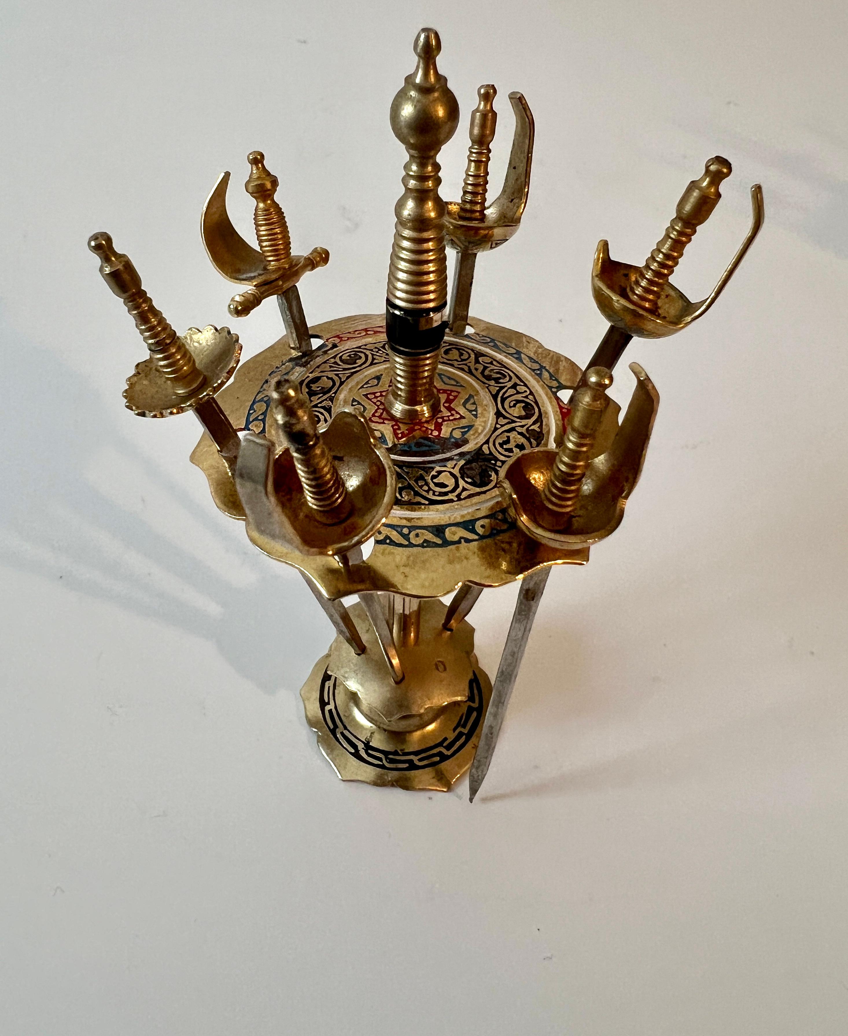 Satz von 6 Mid Century Cocktail Picks in Form von Schwertern mit Stand (20. Jahrhundert) im Angebot