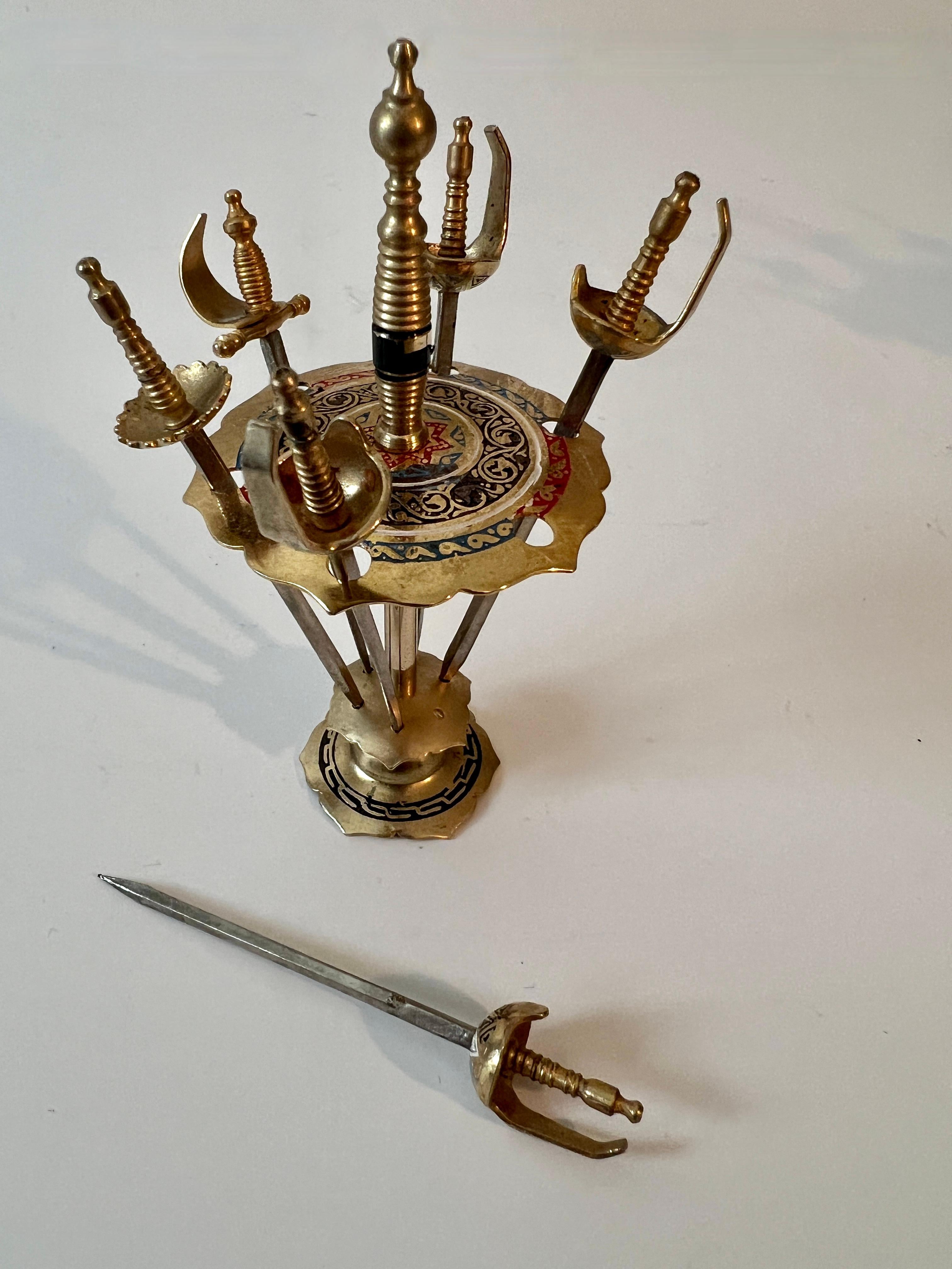 Satz von 6 Mid Century Cocktail Picks in Form von Schwertern mit Stand (Messing) im Angebot