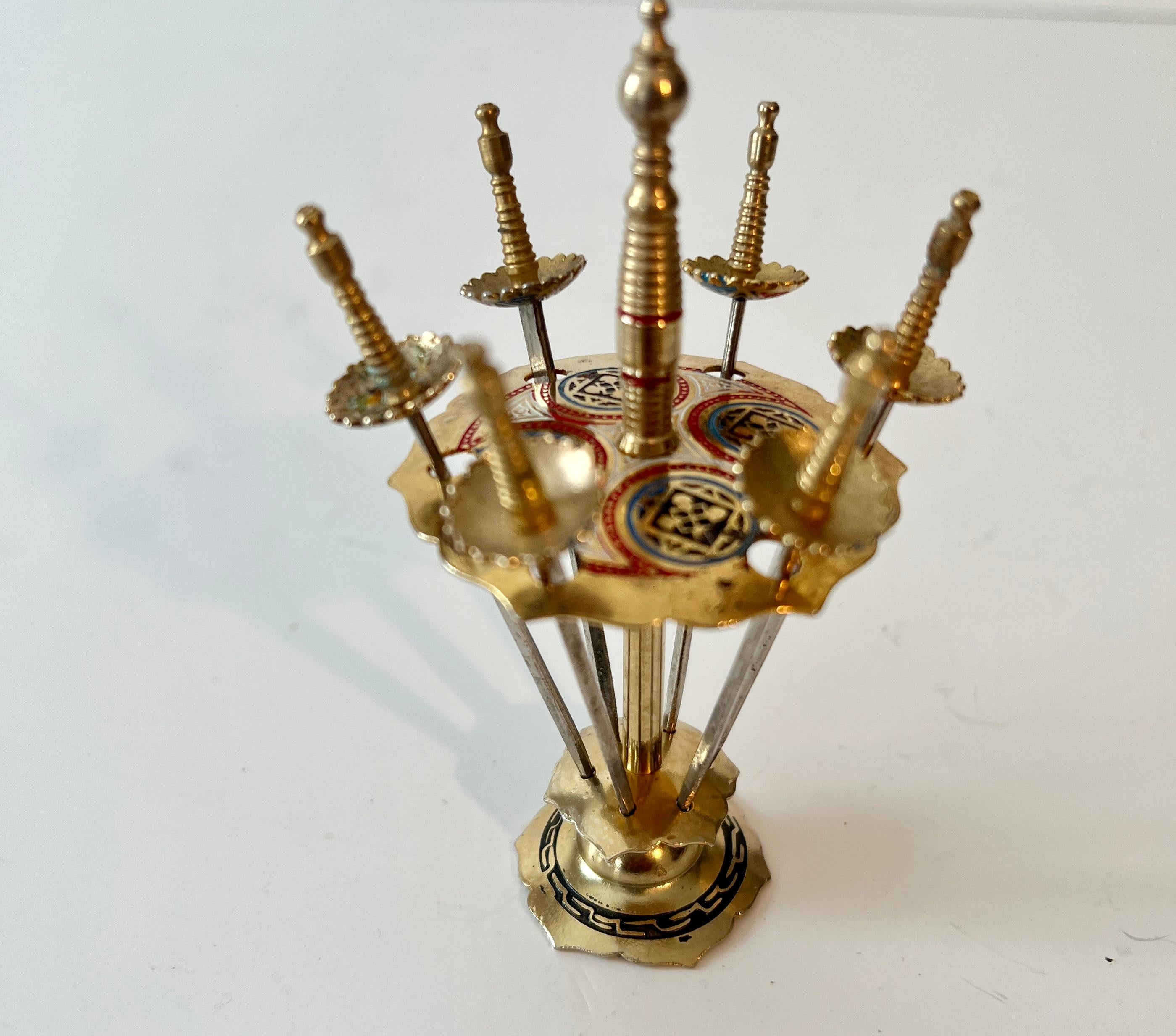 Un set di plettri da cocktail Mid-Century meravigliosamente iconici, creativi e utili.  

La scelta perfetta per il tuo Martini Olives and Onions.  Un pezzo di conversazione per un bar classico.

Un ottimo regalo di benvenuto, per la padrona di casa