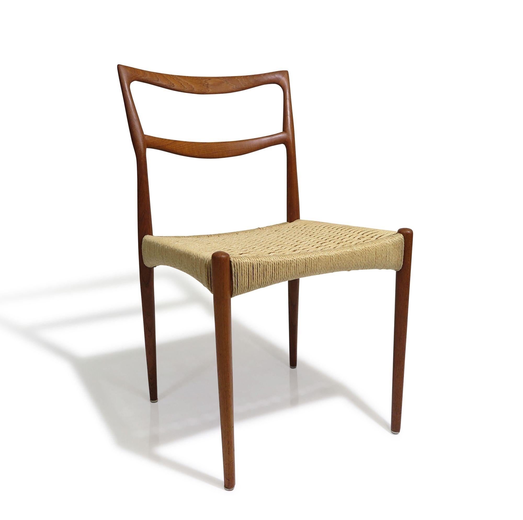 Elegant set of Scandinavian modern dining chairs by H.W. Klein for Bramin, Denmark, 1962. Finely sculpted of teak with woven paper cord seats. Model 223. Restored and in excellent condition.


Measurements
W 17,50'' x D 19,75'' x H 31''
Seat Height