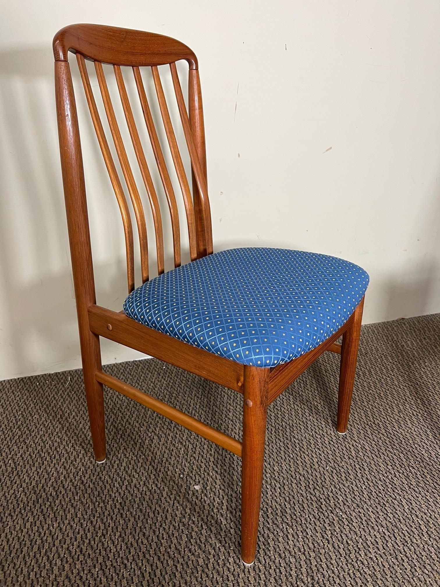 Beautiful set of 6 teak dining chairs by Benny Linden with slatted back.

Excellent condition. All the chairs are very sturdy. Recently reupholstered. One chair has been glued.

Dimensions: 18