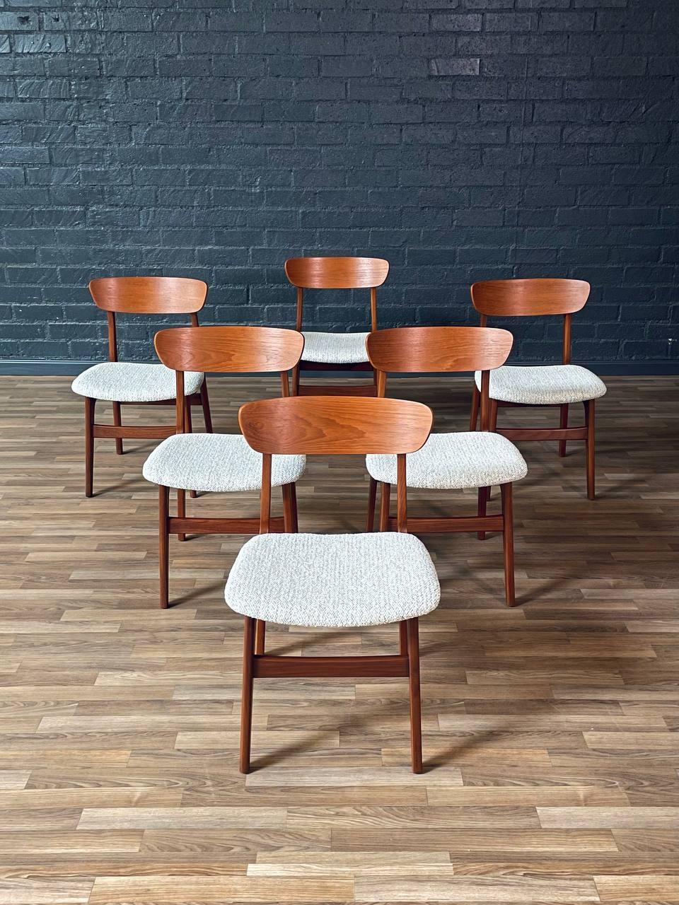 Condit : Bois en très bon état d'origine, nouvellement rembourré  
Matériaux : Teck, tissu Tweed

Ce charmant ensemble de six chaises de salle à manger Danish Modern du milieu du siècle, fabriquées dans les années 1960, illustre l'élégante