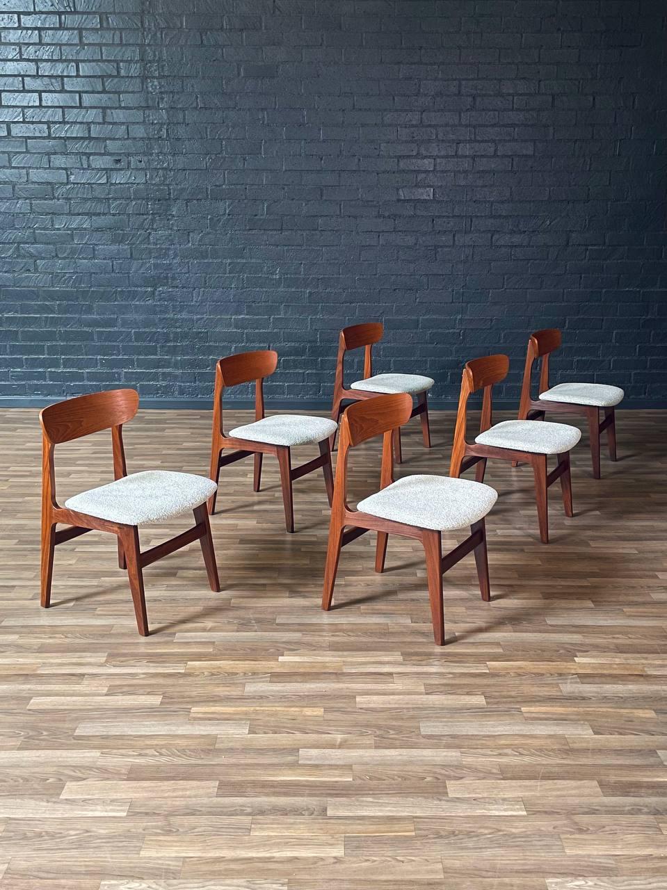 Danois Ensemble de 6 chaises de salle à manger en teck moderne danois du milieu du siècle dernier en vente