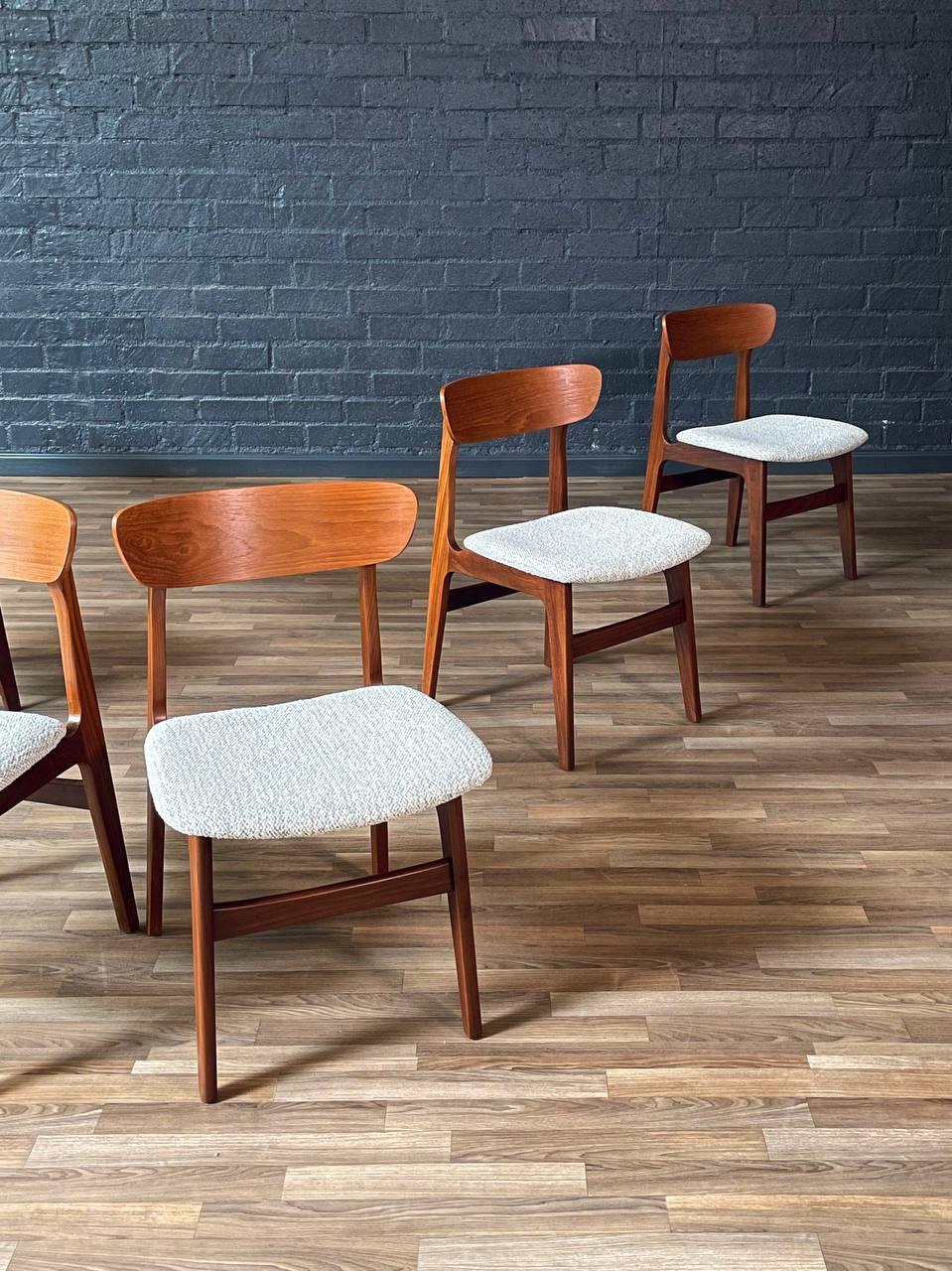 Milieu du XXe siècle Ensemble de 6 chaises de salle à manger en teck moderne danois du milieu du siècle dernier en vente