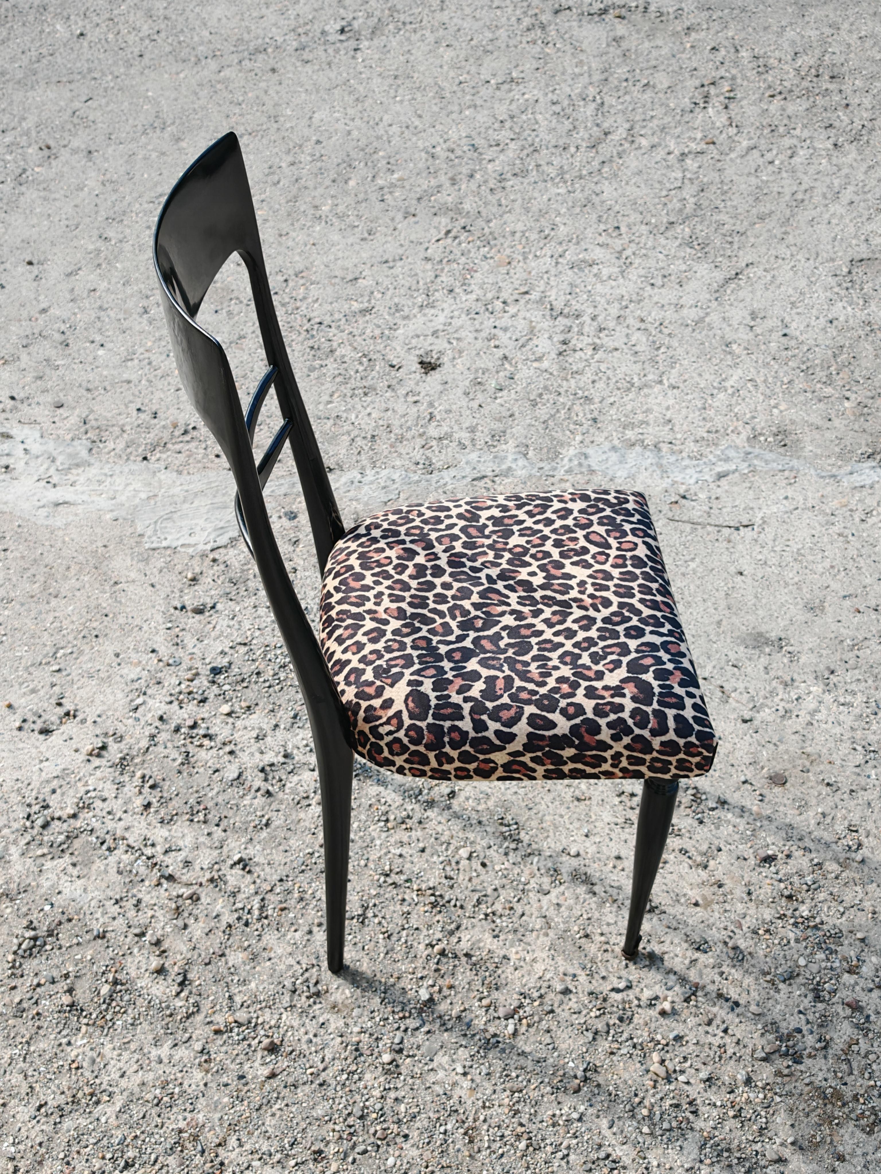 Set di 6 sedie da pranzo del Mid Century in lacca nera e peluche leopardato in vendita 3