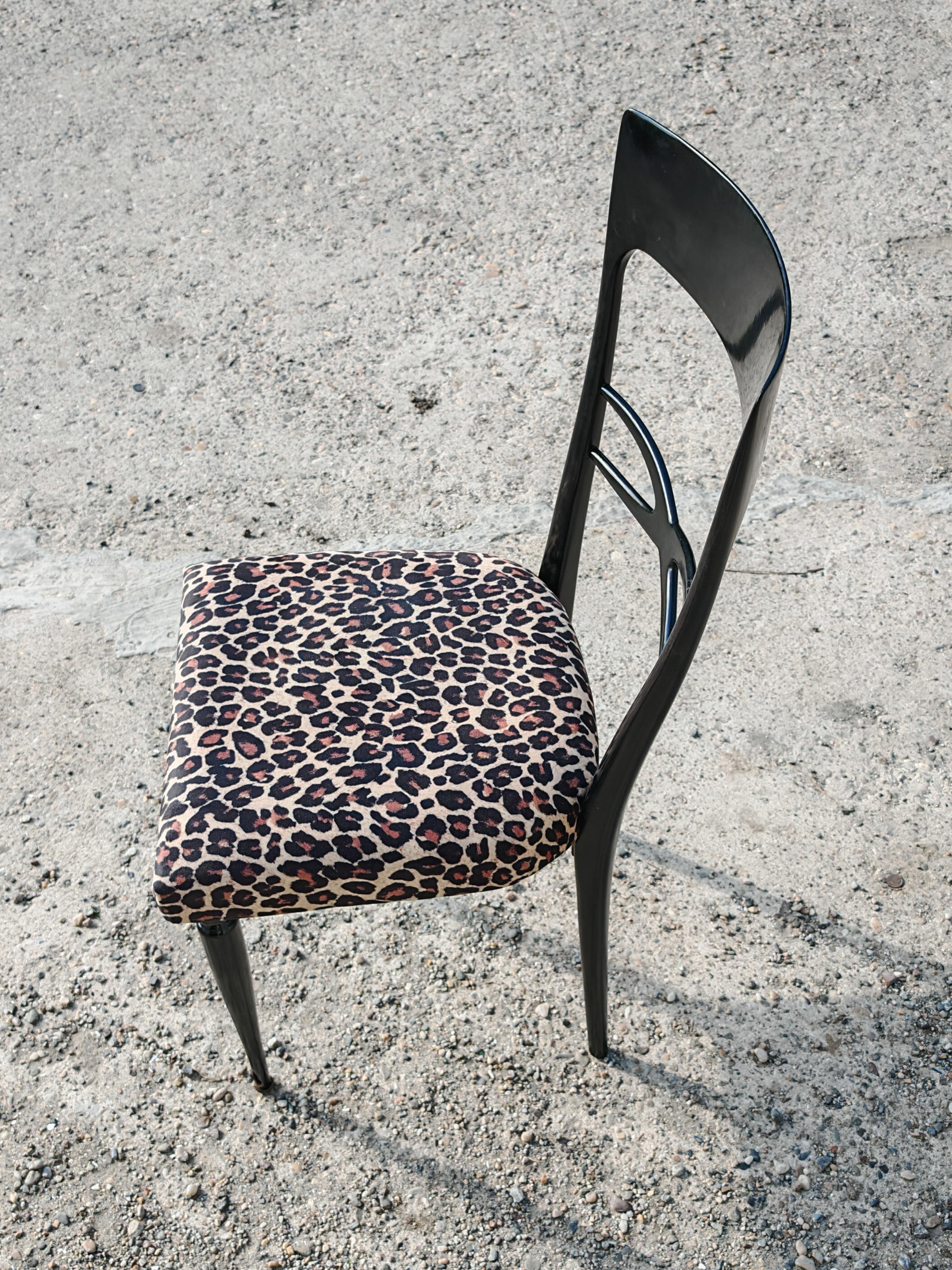 Set di 6 sedie da pranzo del Mid Century in lacca nera e peluche leopardato in vendita 4