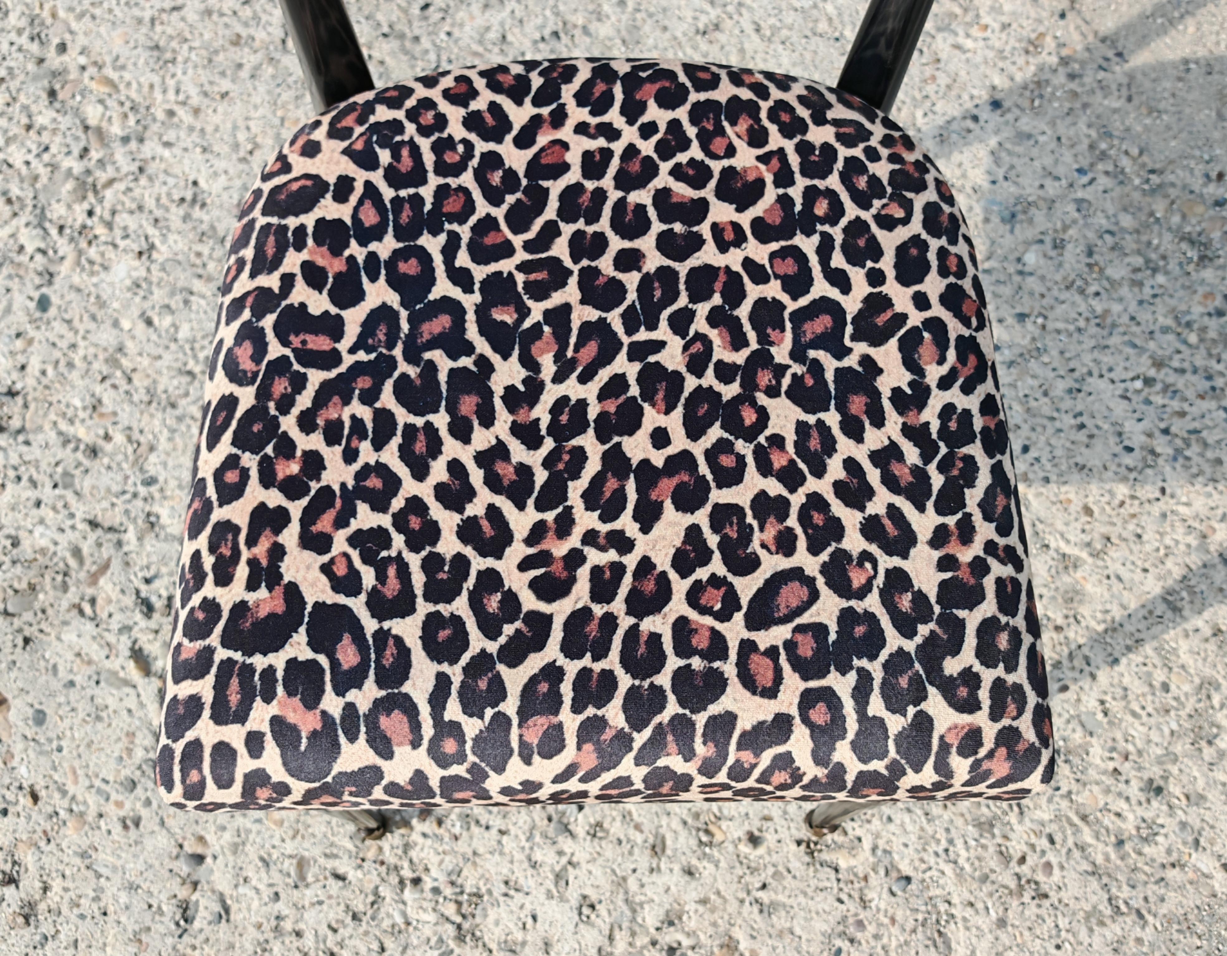 Set di 6 sedie da pranzo del Mid Century in lacca nera e peluche leopardato in vendita 5