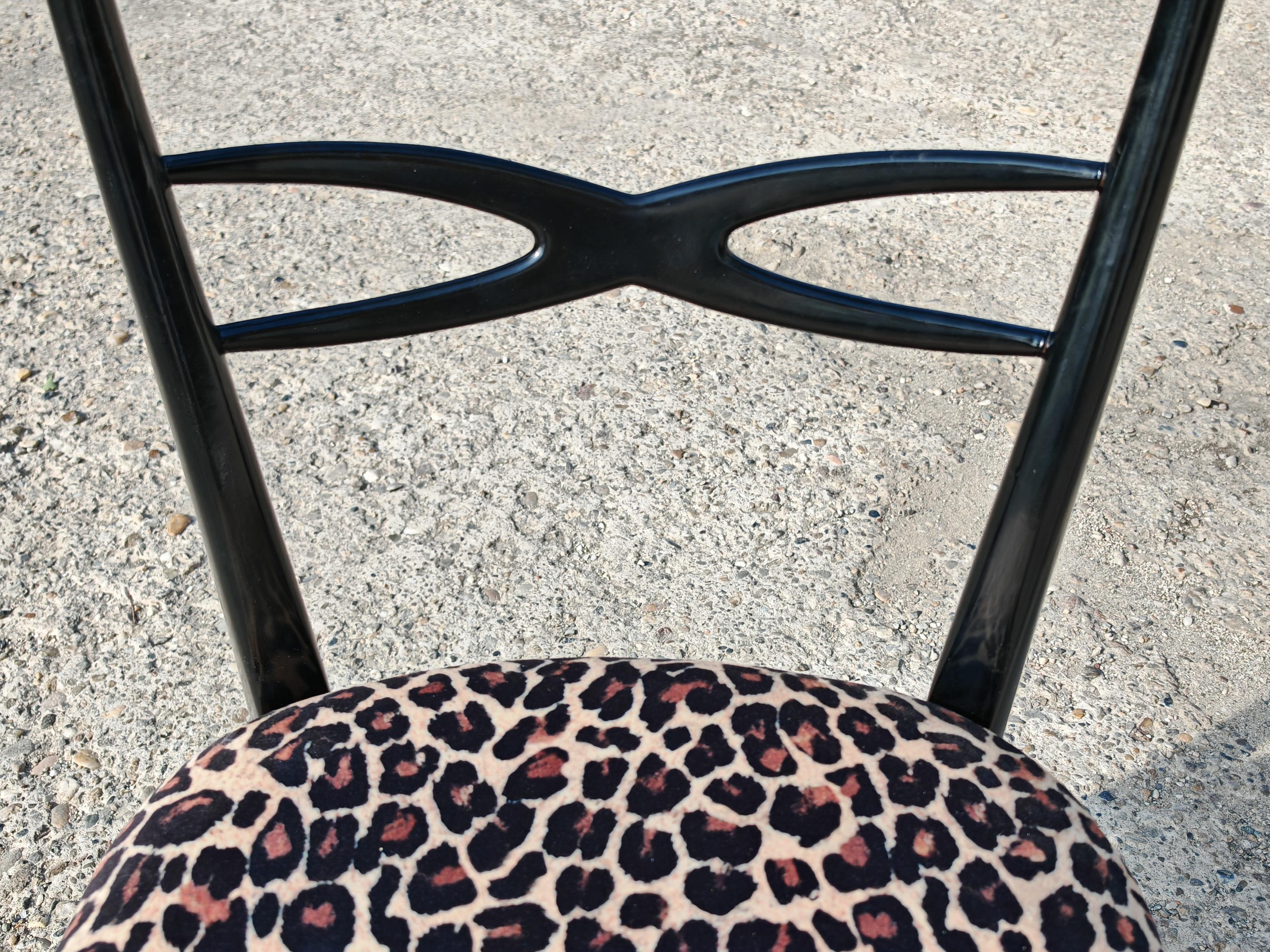 Set di 6 sedie da pranzo del Mid Century in lacca nera e peluche leopardato in vendita 6