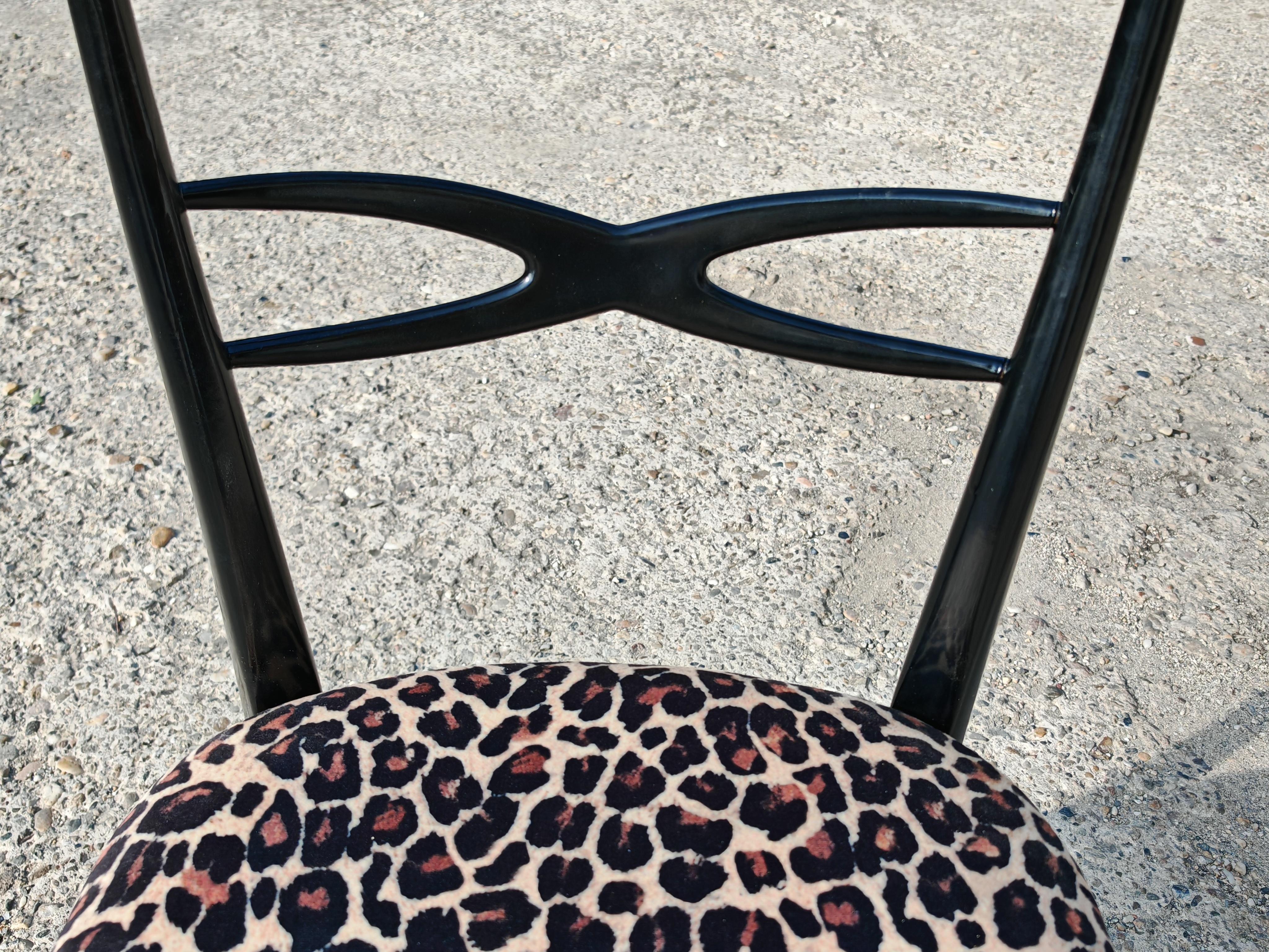 Set di 6 sedie da pranzo del Mid Century in lacca nera e peluche leopardato in vendita 7