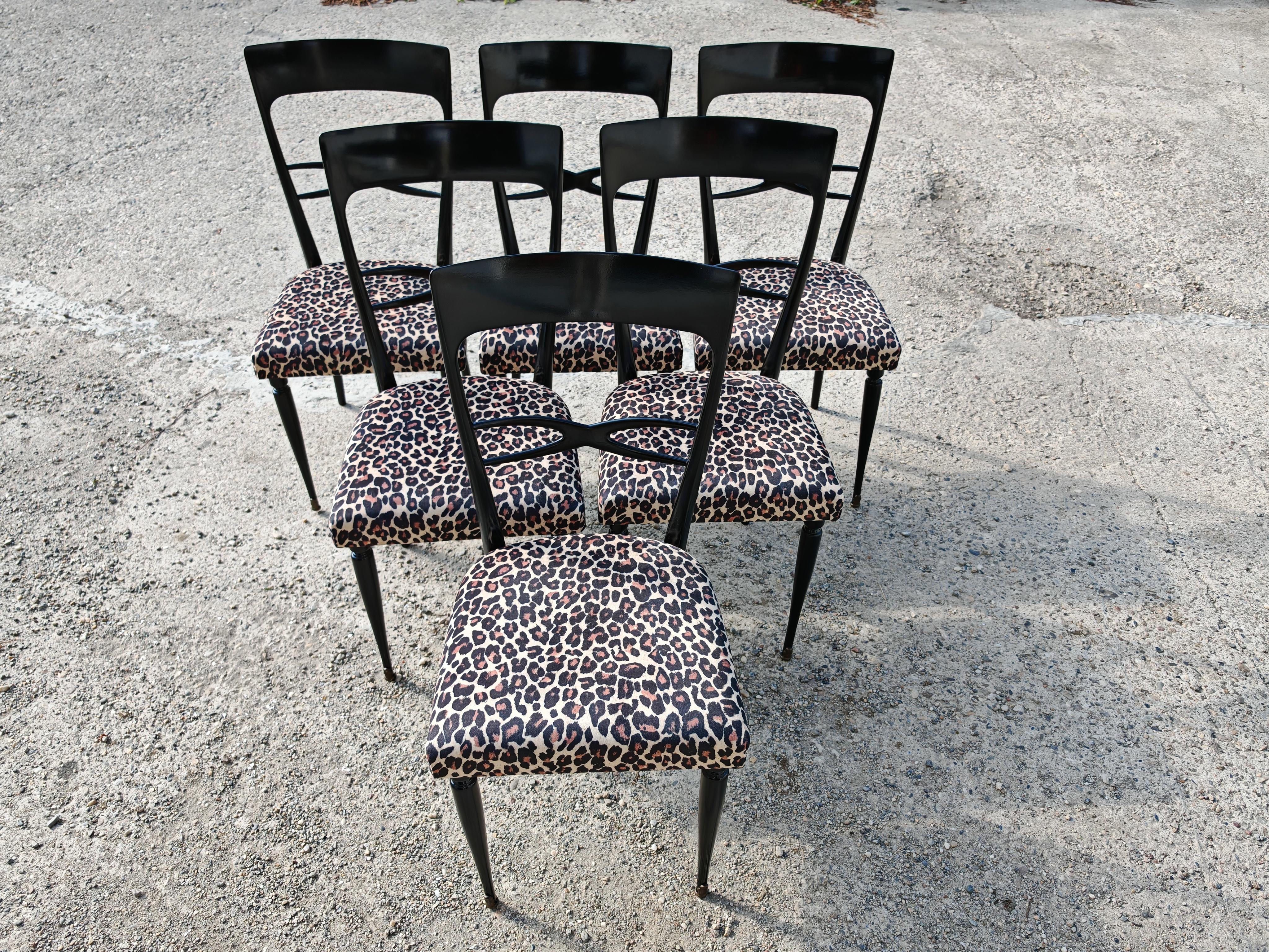 In questa inserzione troverai uno straordinario set di sedie da pranzo Mid Century Modern prodotte dal Consorzio Sedie Friuli, un gruppo di designer e produttori di mobili con sede nella provincia friulana del nord Italia. L'elegante forma della
