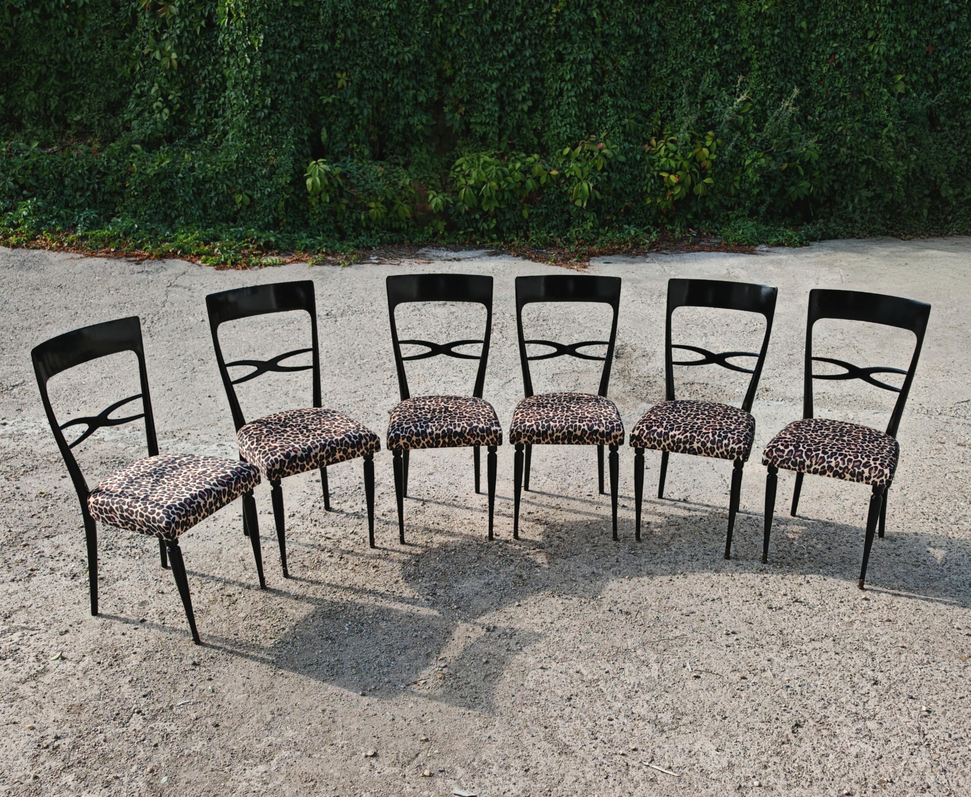 Mid-Century moderno Set di 6 sedie da pranzo del Mid Century in lacca nera e peluche leopardato in vendita