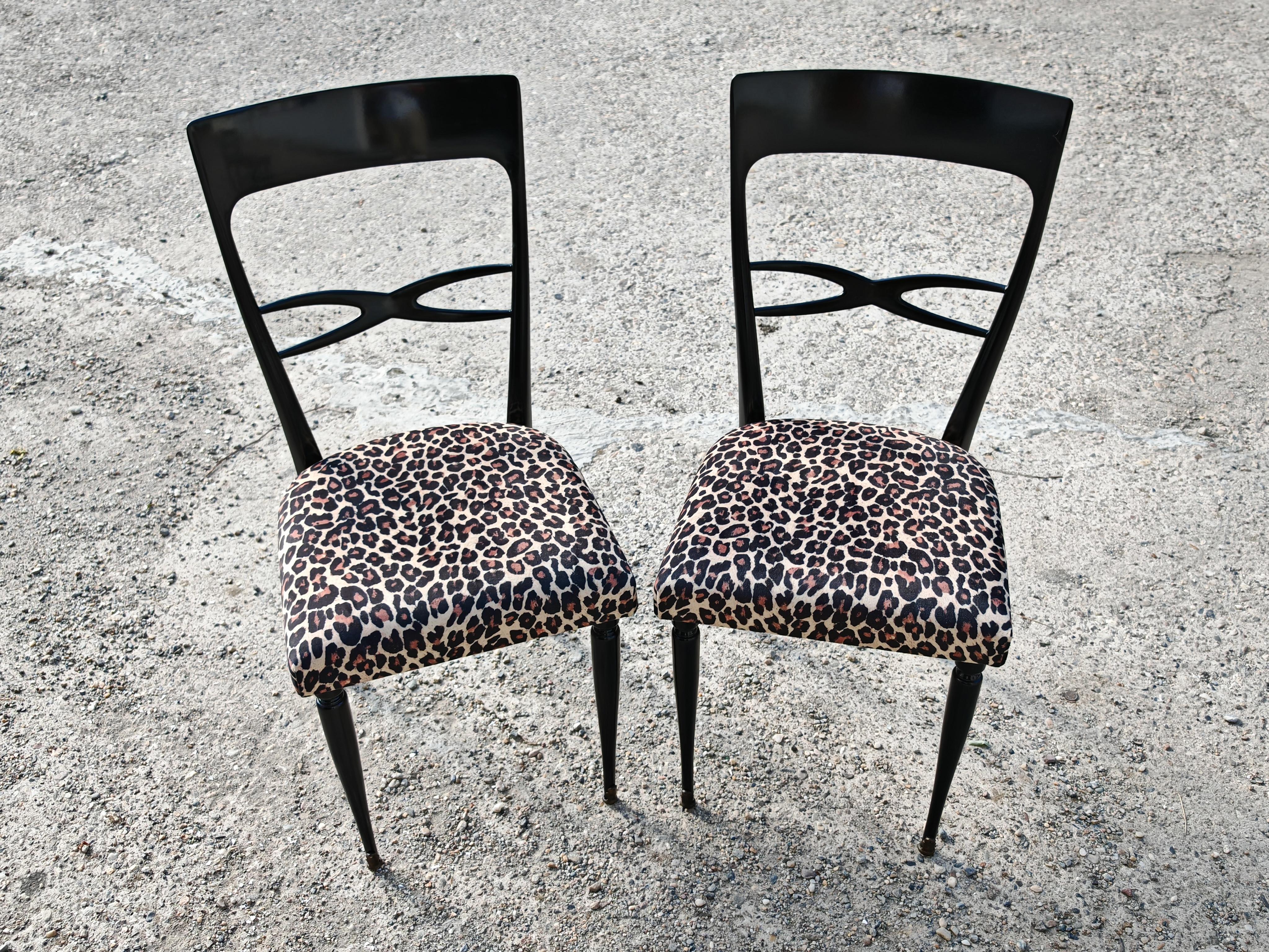 Italiano Set di 6 sedie da pranzo del Mid Century in lacca nera e peluche leopardato in vendita