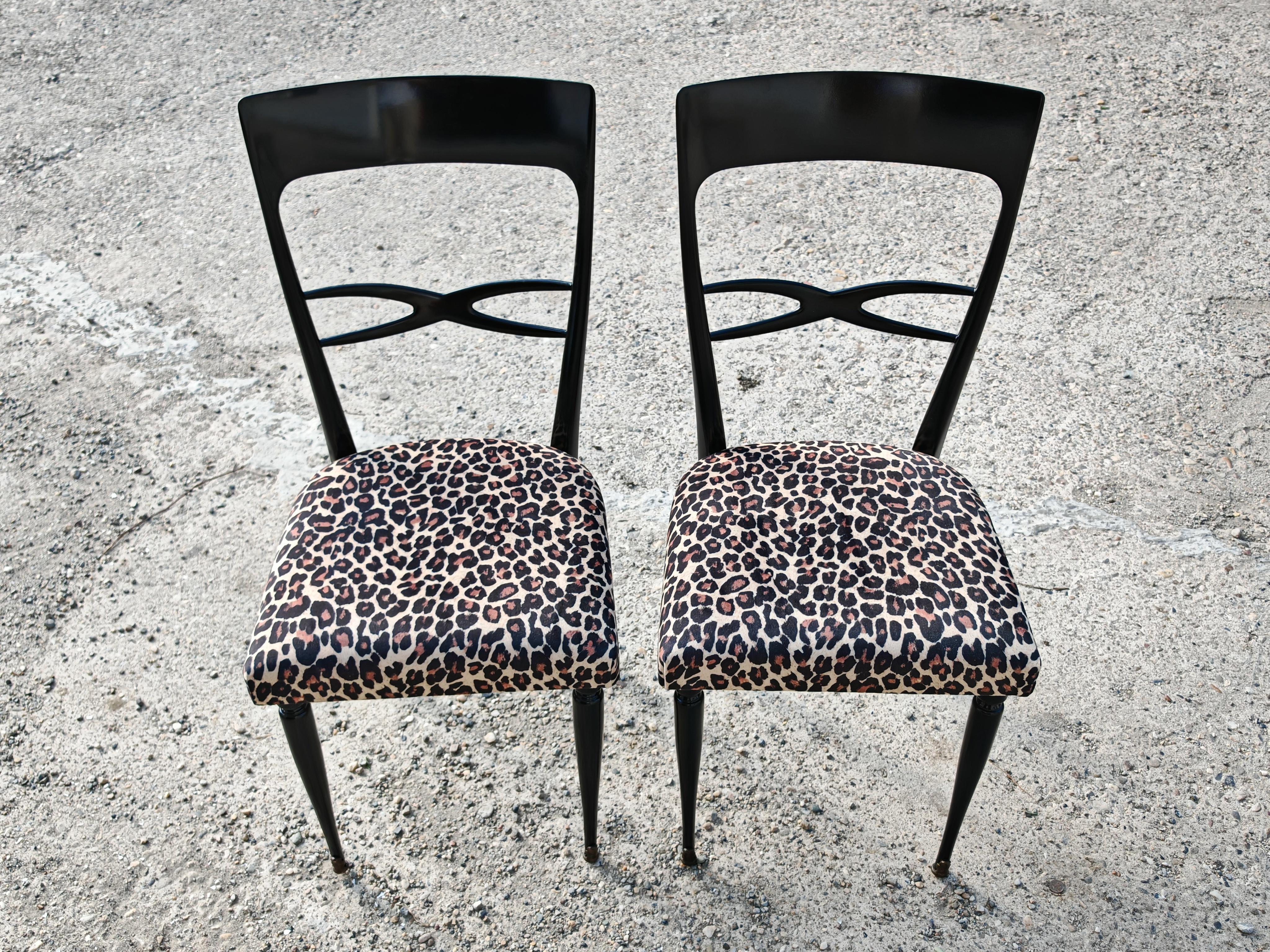 Set di 6 sedie da pranzo del Mid Century in lacca nera e peluche leopardato In condizioni ottime in vendita a Beograd, RS