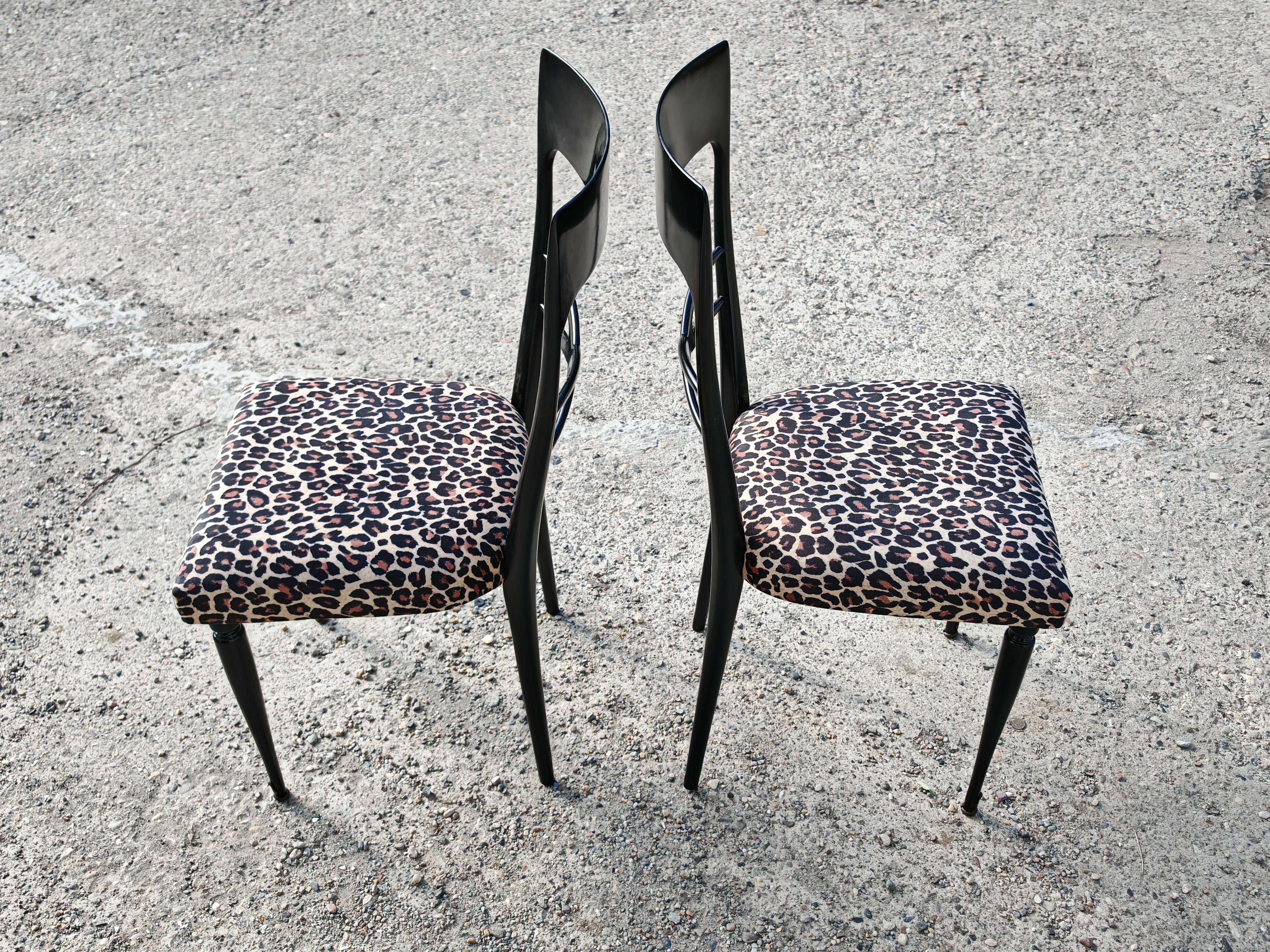 Metà XX secolo Set di 6 sedie da pranzo del Mid Century in lacca nera e peluche leopardato in vendita