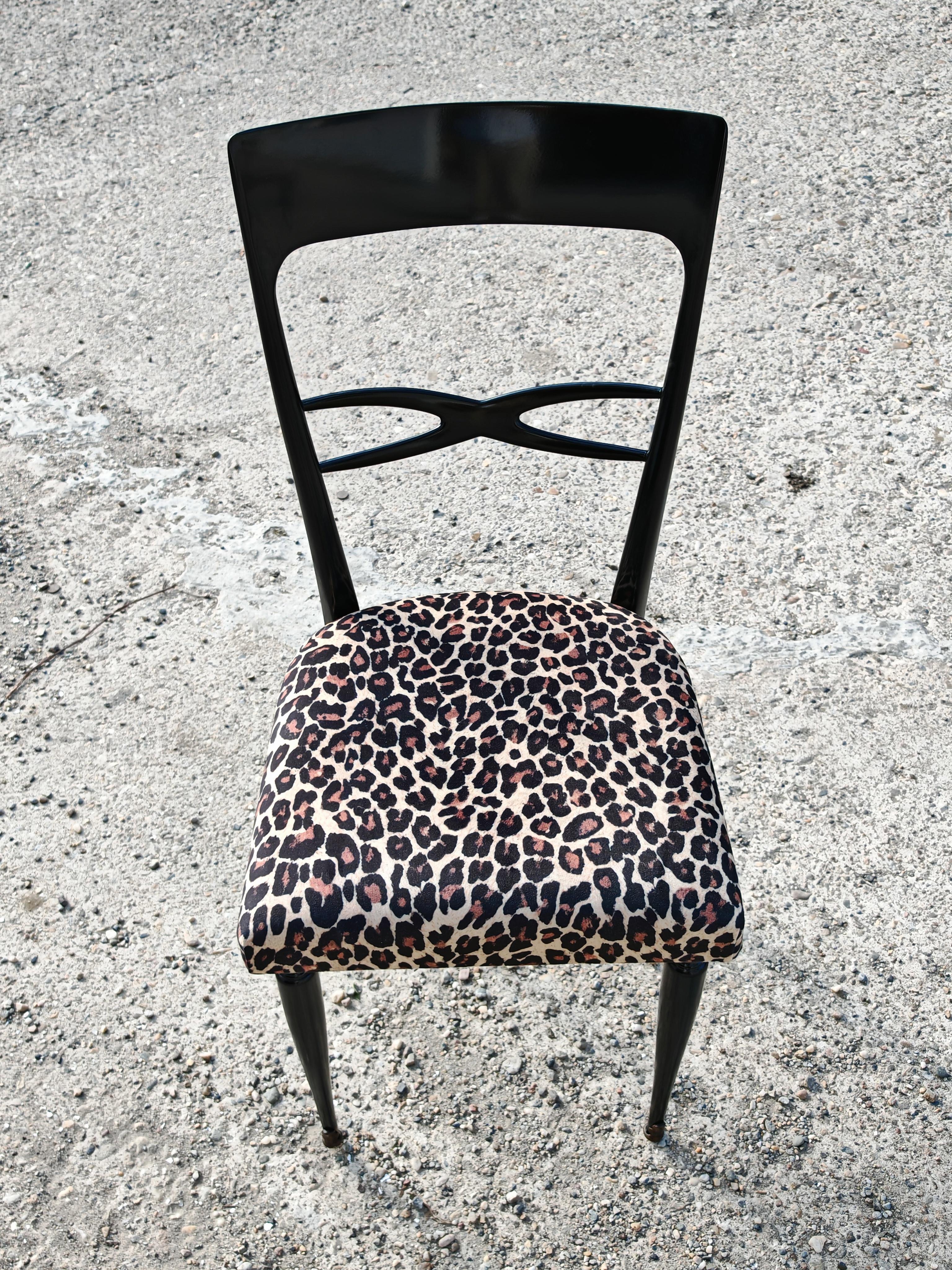 Tessuto Set di 6 sedie da pranzo del Mid Century in lacca nera e peluche leopardato in vendita