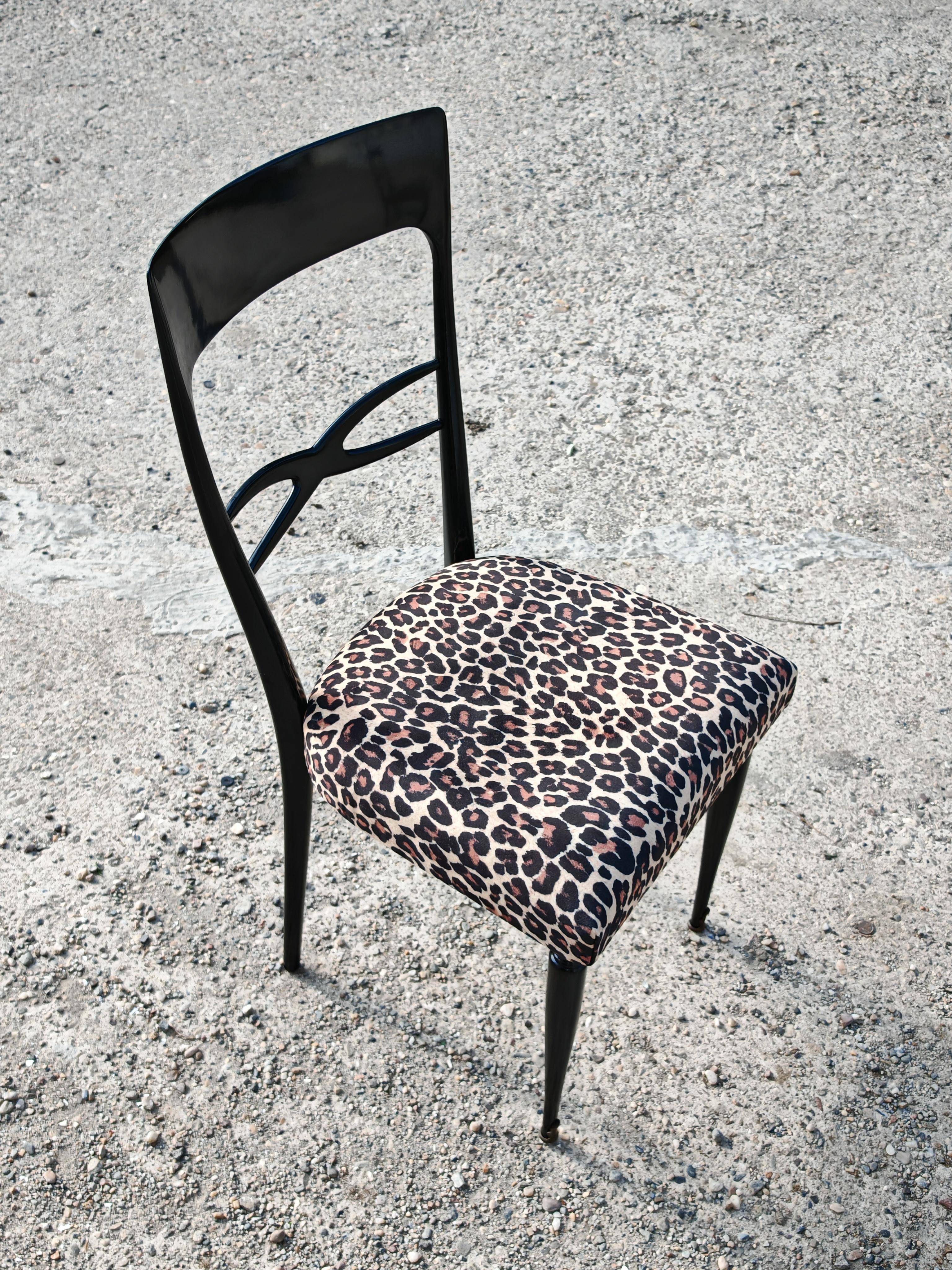 Set di 6 sedie da pranzo del Mid Century in lacca nera e peluche leopardato in vendita 1