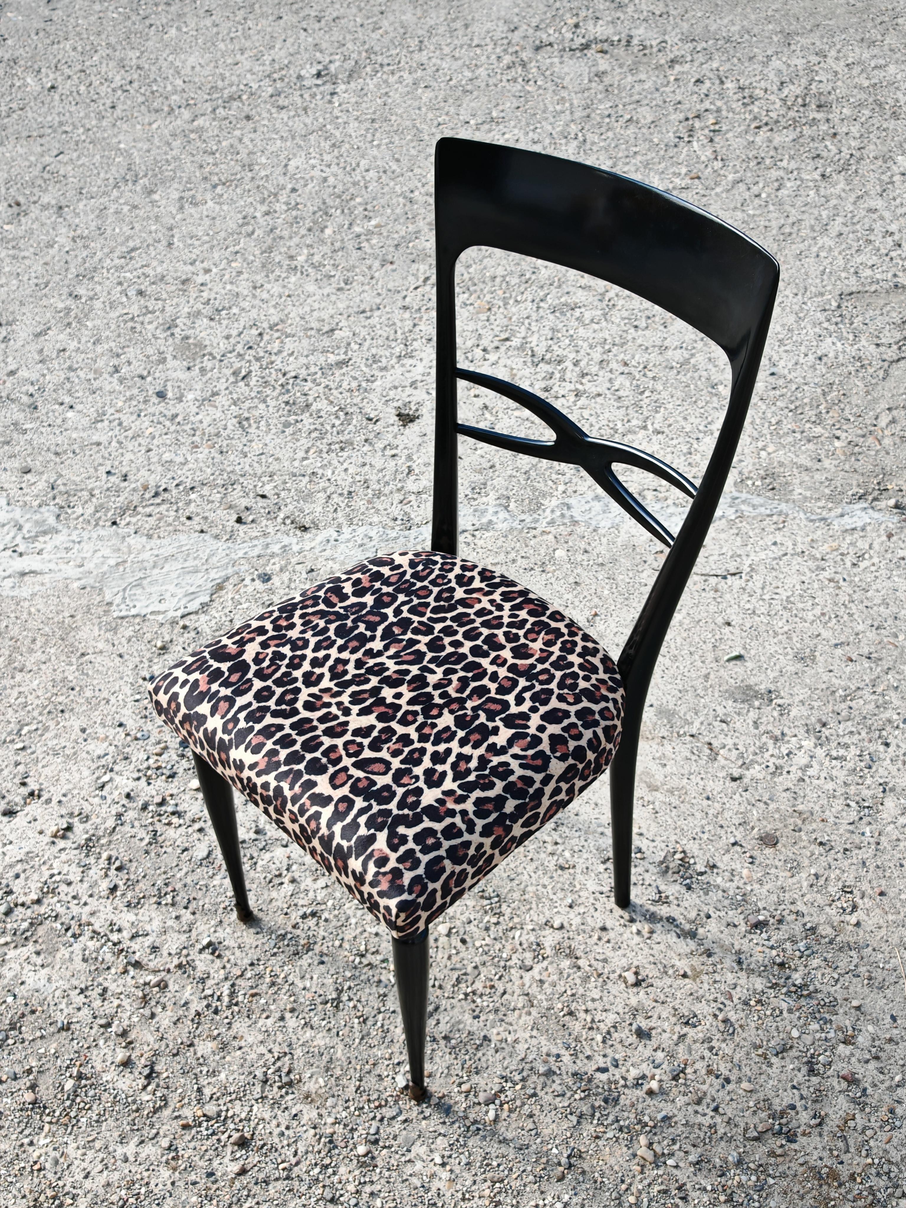 Set di 6 sedie da pranzo del Mid Century in lacca nera e peluche leopardato in vendita 2
