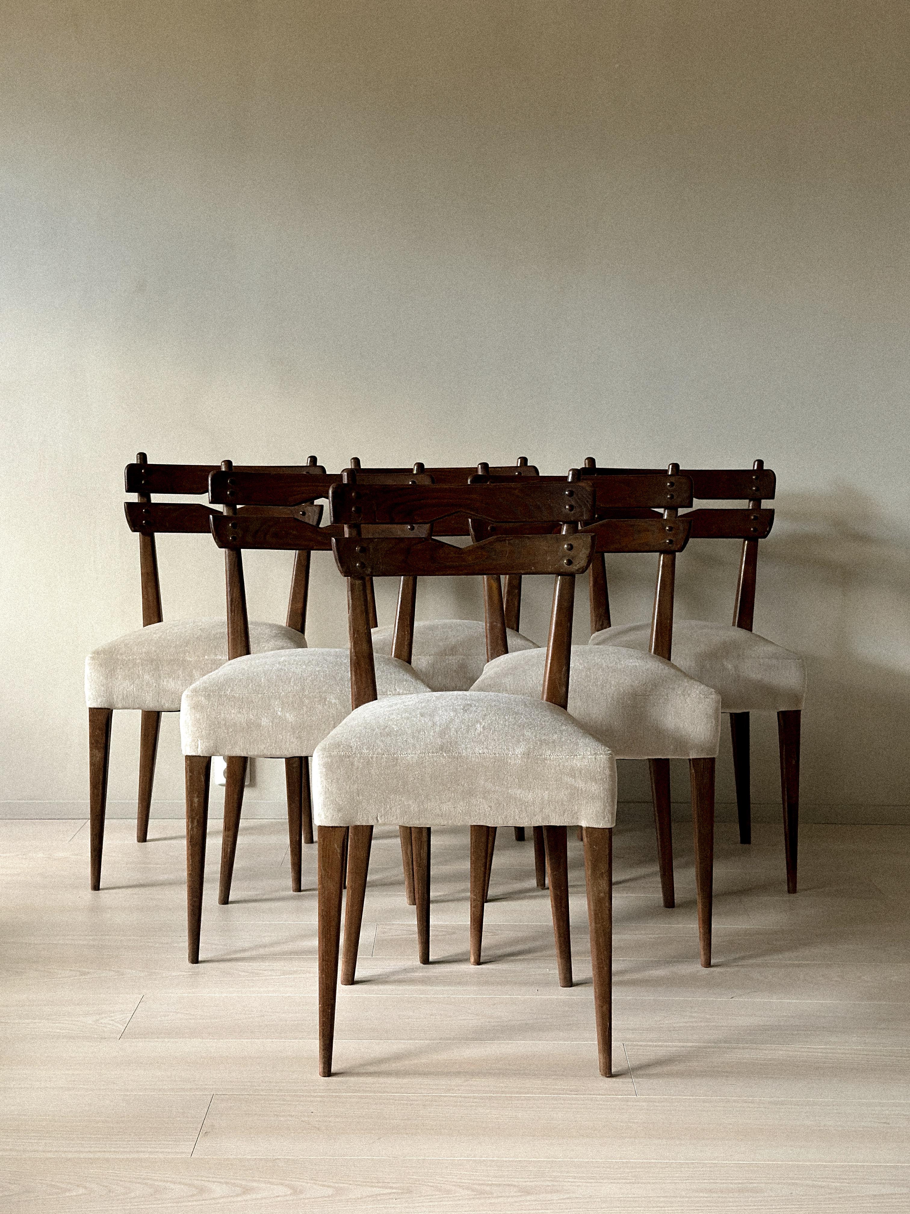 Juego de 6 sillas de comedor de mediados de siglo en madera oscura y tapicería neutra, c. 1950 en venta 3