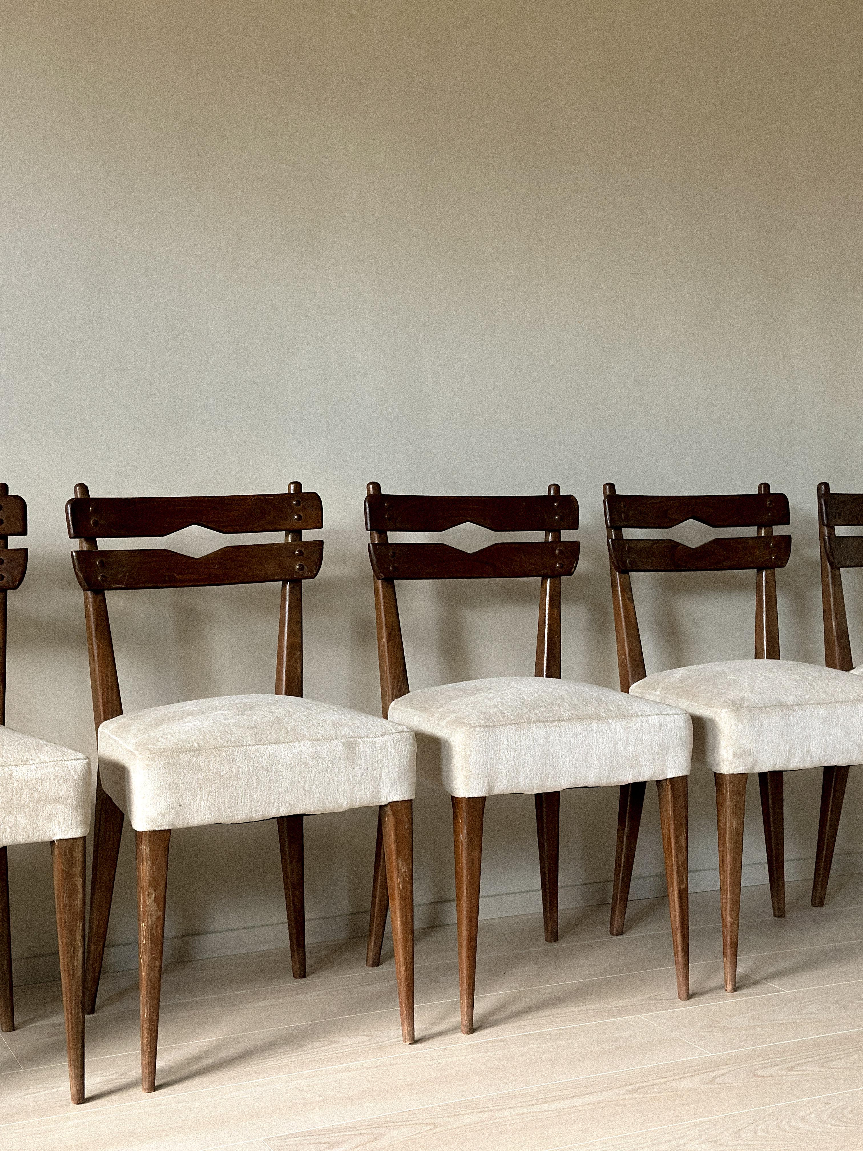 Juego de 6 sillas de comedor de mediados de siglo en madera oscura y tapicería neutra, c. 1950 en venta 4