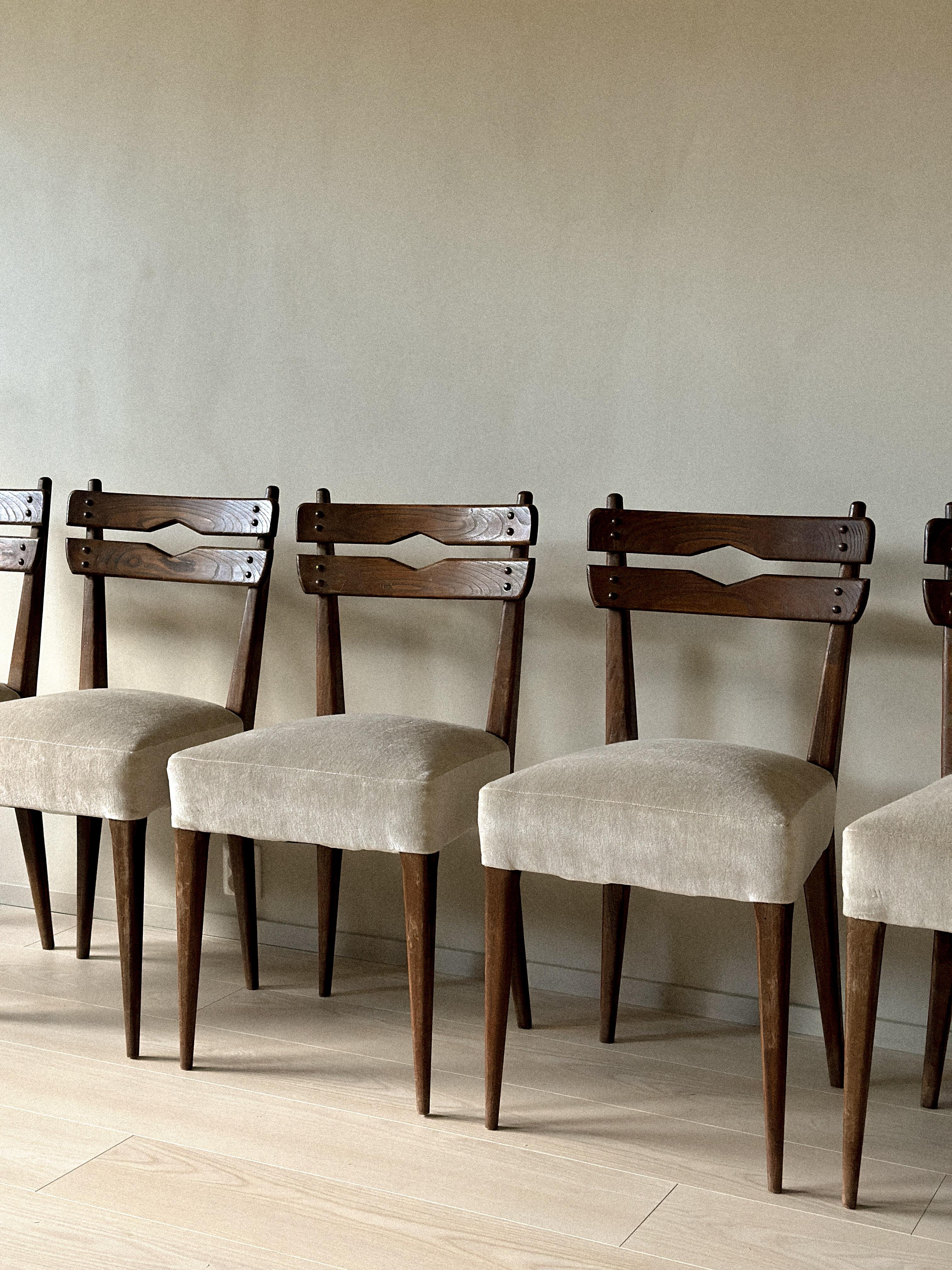 Juego de 6 sillas de comedor de mediados de siglo en madera oscura y tapicería neutra, c. 1950 en venta 7