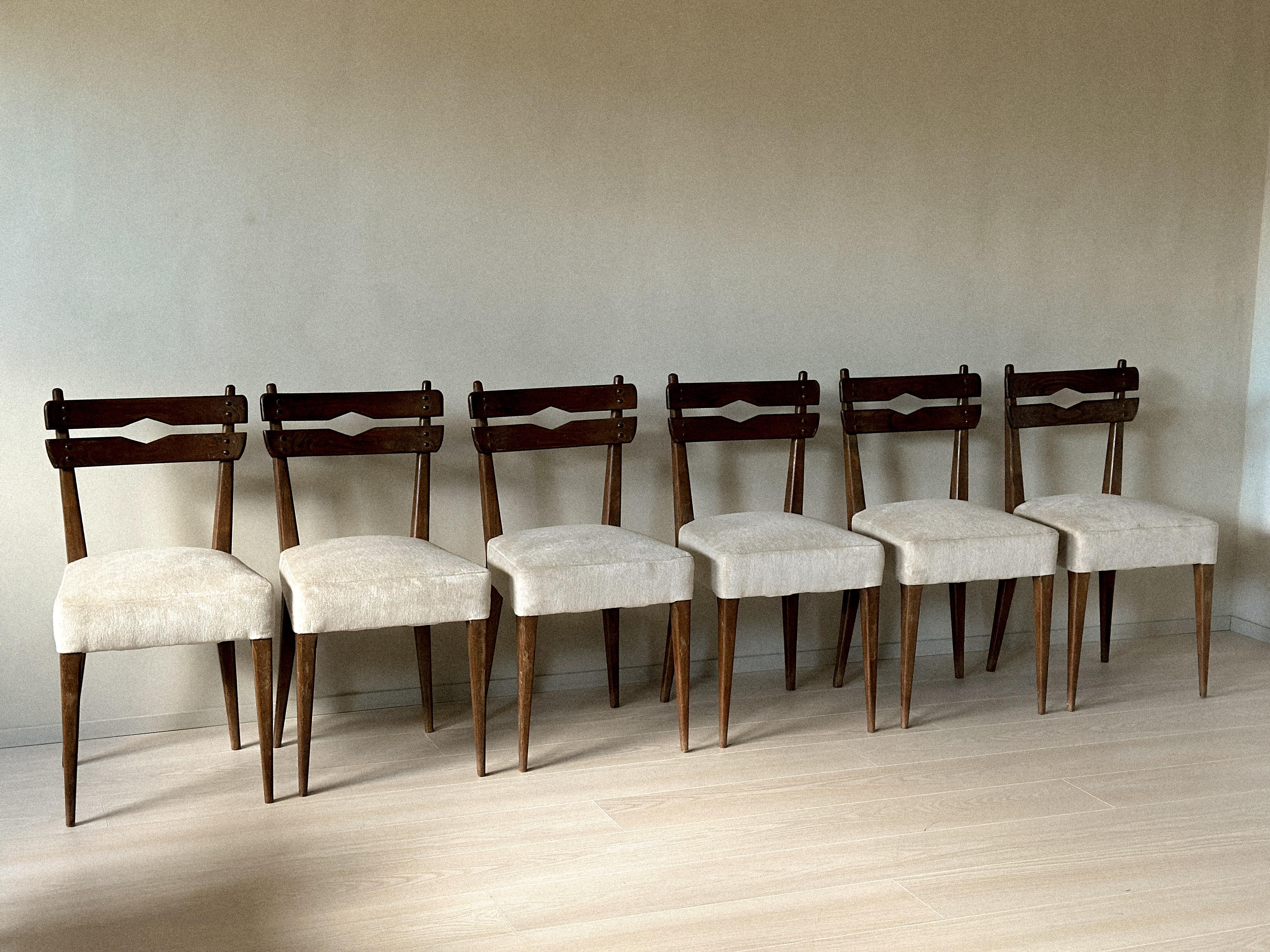 Juego de 6 sillas de comedor de mediados de siglo en madera oscura y tapicería neutra, c. 1950 en venta 8