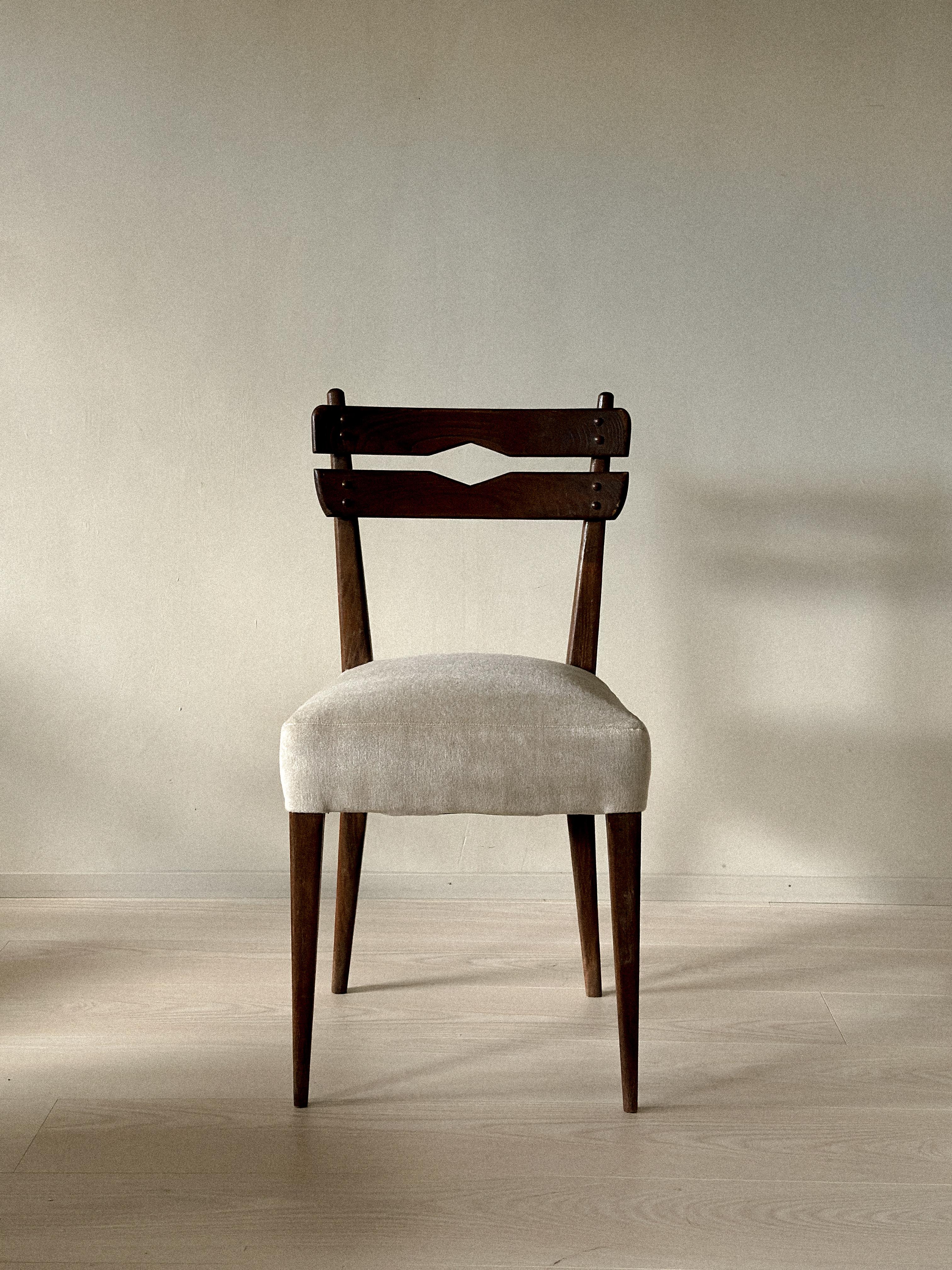 Juego de 6 sillas de comedor de mediados de siglo en madera oscura y tapicería neutra, c. 1950 Moderno de mediados de siglo en venta