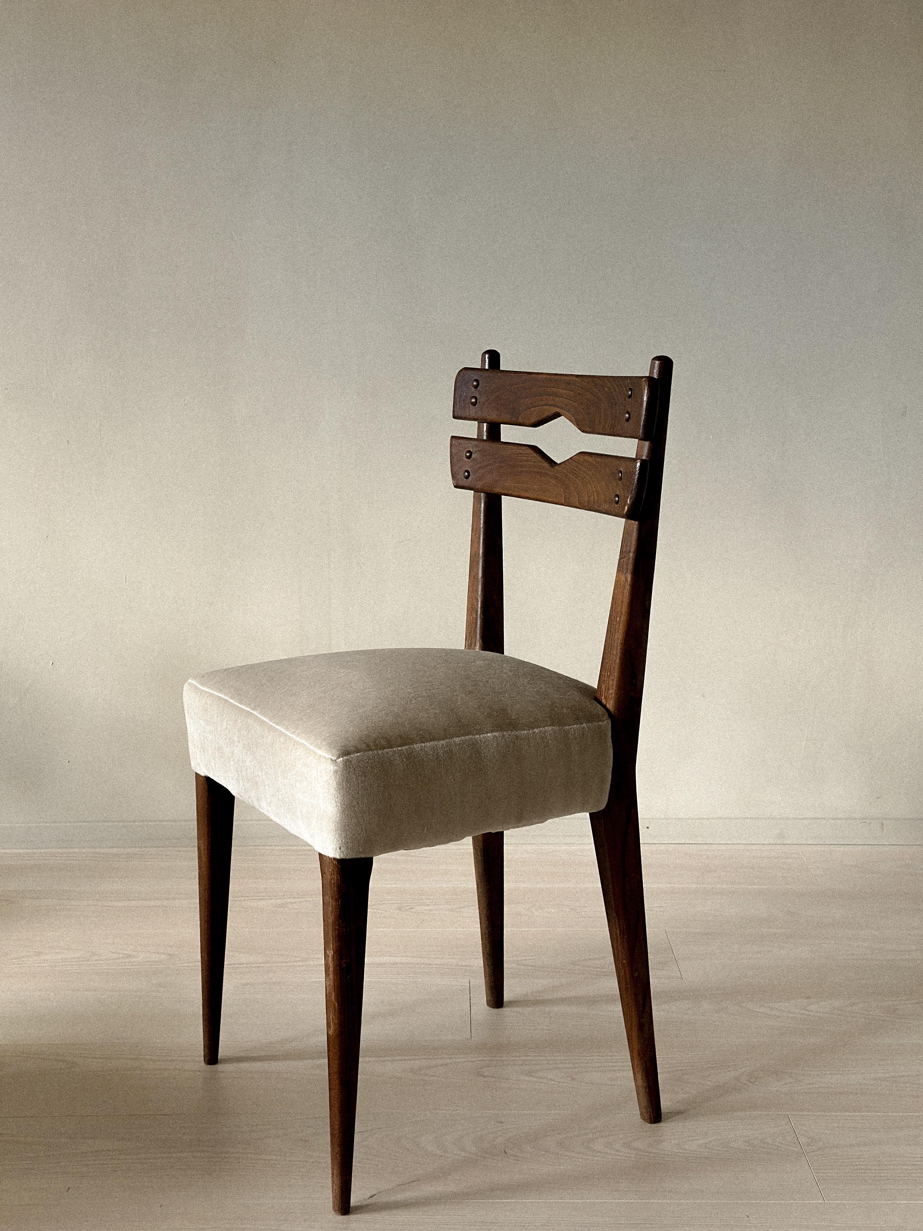 Juego de 6 sillas de comedor de mediados de siglo en madera oscura y tapicería neutra, c. 1950 Español en venta