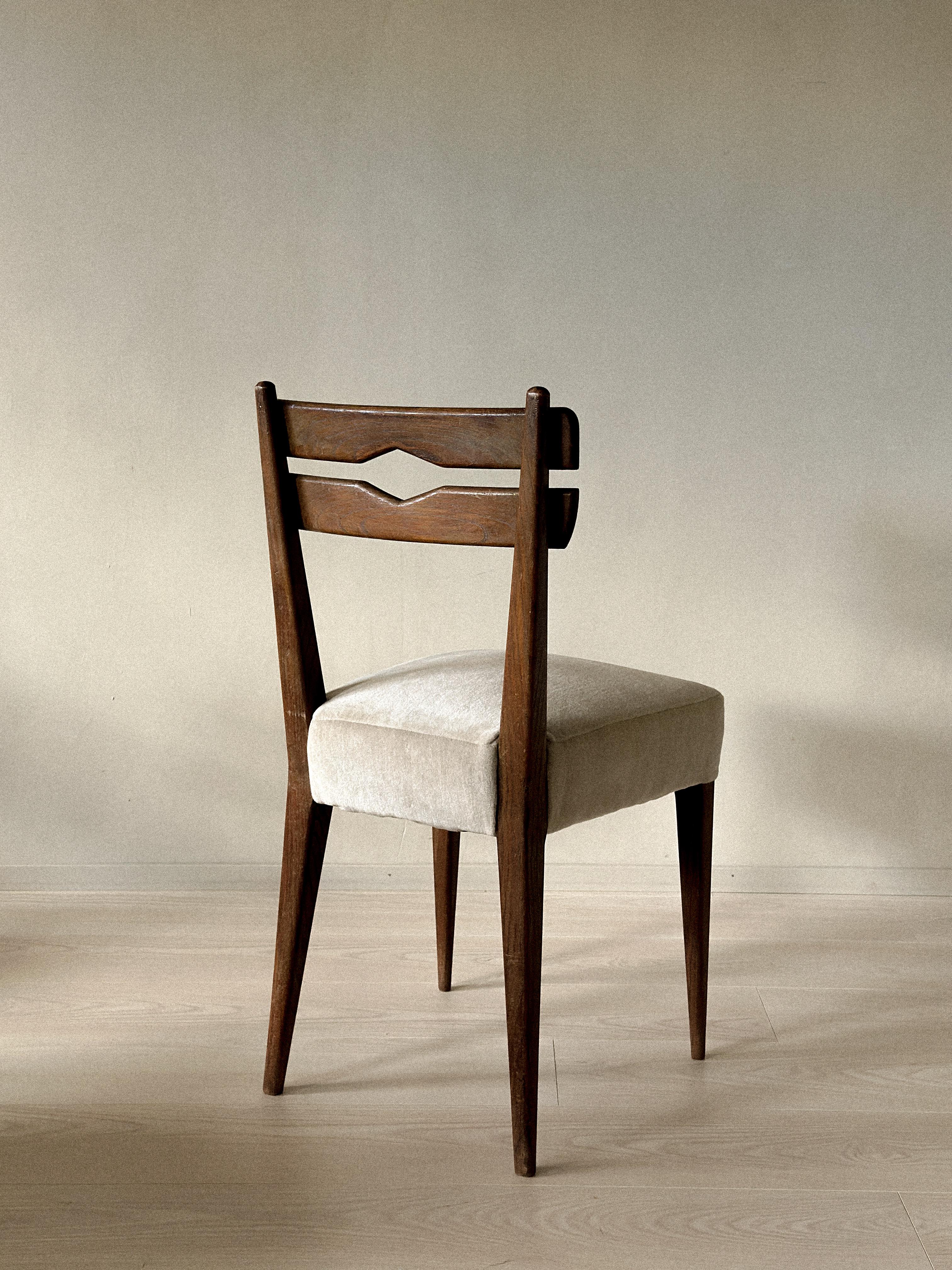 Juego de 6 sillas de comedor de mediados de siglo en madera oscura y tapicería neutra, c. 1950 siglo XX en venta