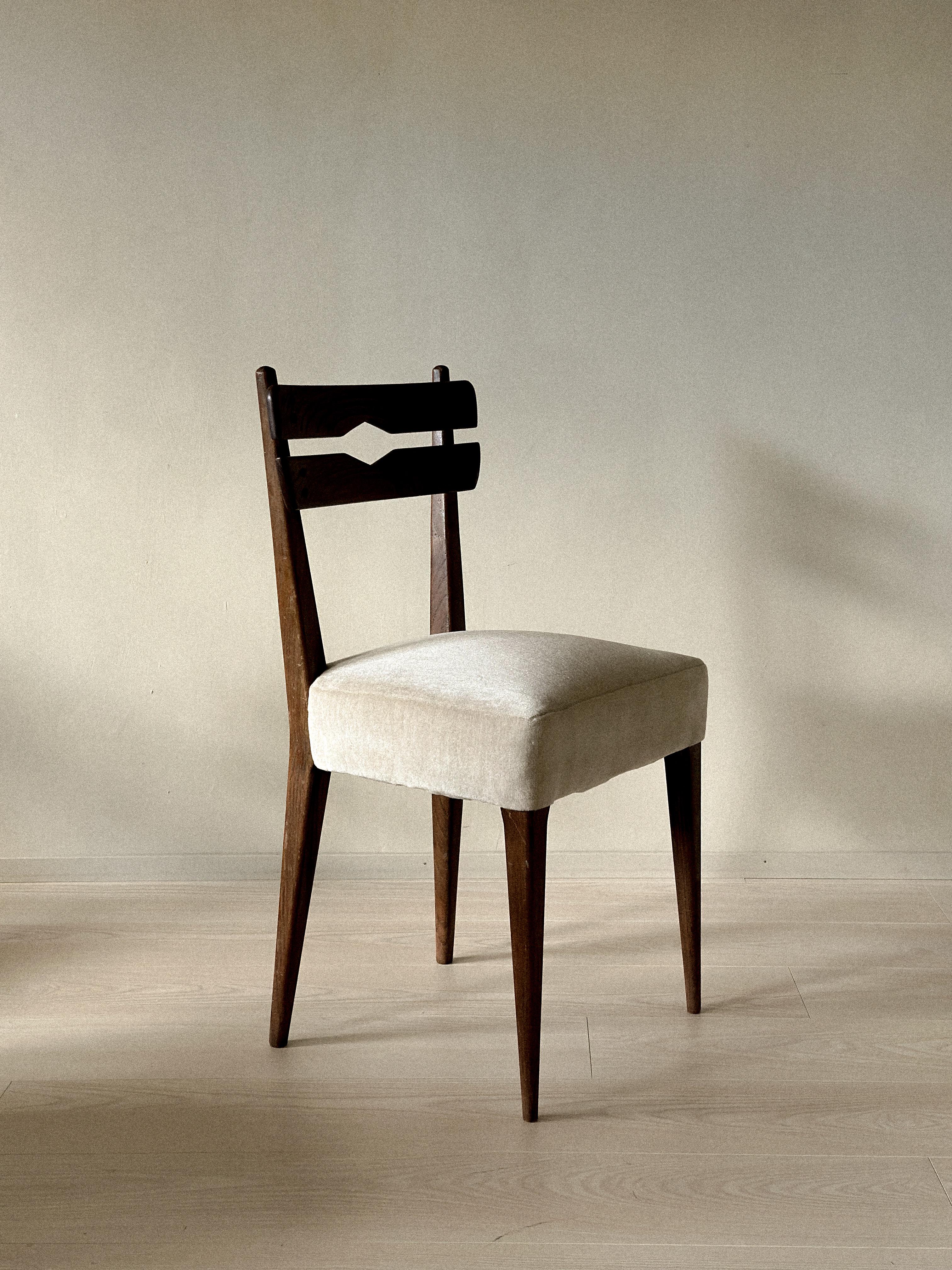 Juego de 6 sillas de comedor de mediados de siglo en madera oscura y tapicería neutra, c. 1950 Madera en venta