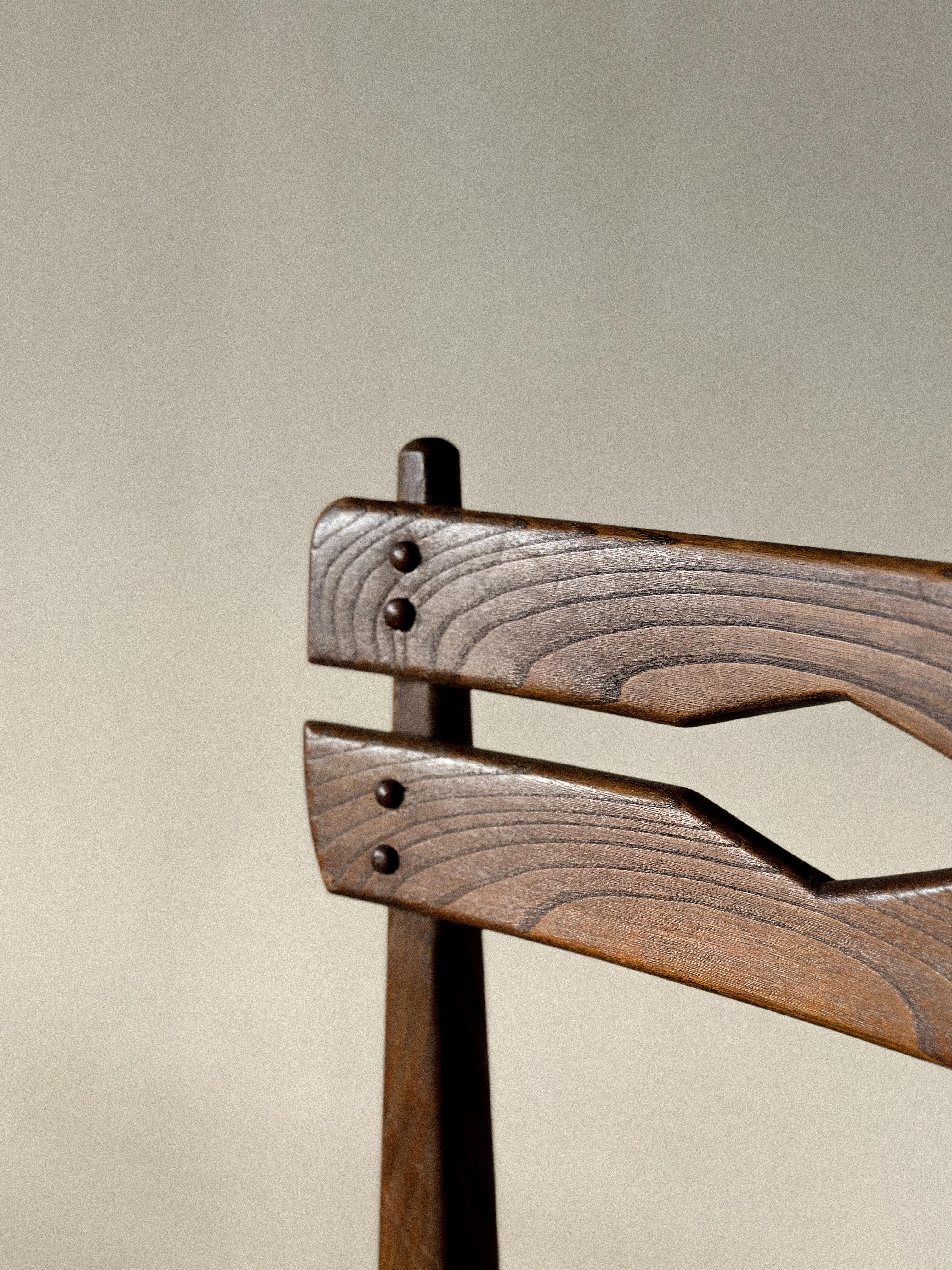 Juego de 6 sillas de comedor de mediados de siglo en madera oscura y tapicería neutra, c. 1950 en venta 1