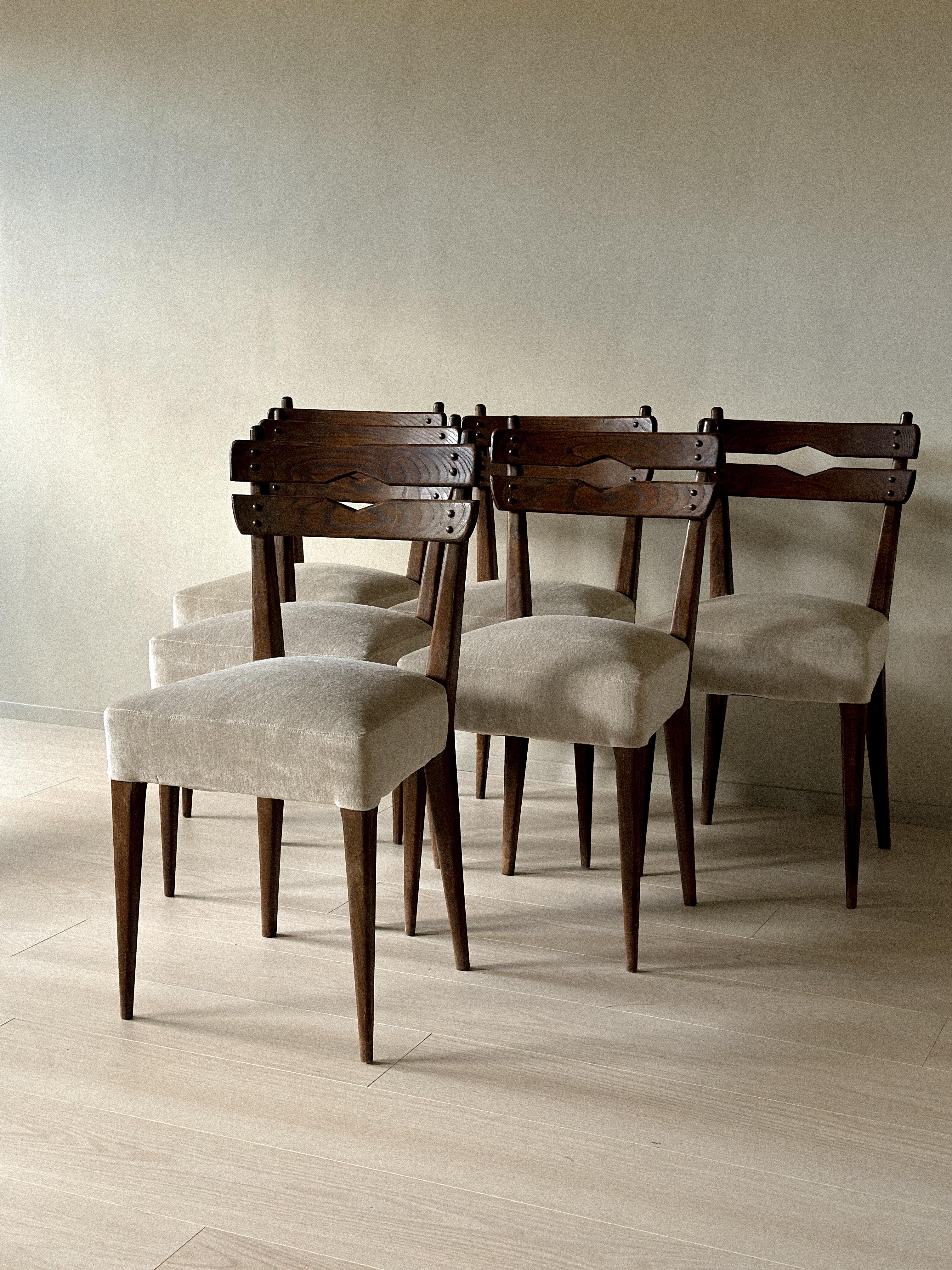 Juego de 6 sillas de comedor de mediados de siglo en madera oscura y tapicería neutra, c. 1950 en venta 2