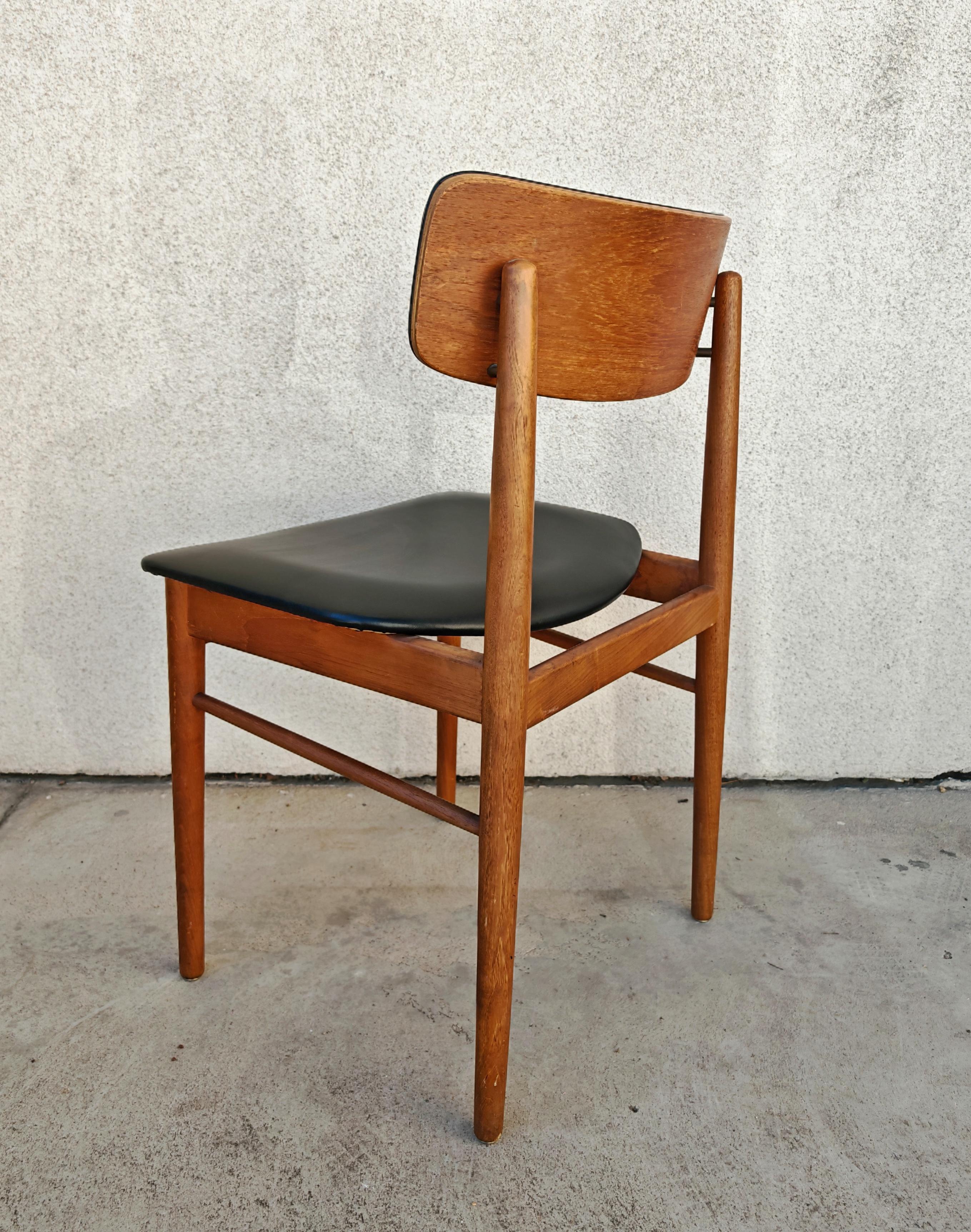 Set di 6 sedie da pranzo del Mid Century  in teak e vinile, disegnata da Sven Chrobat in vendita 4