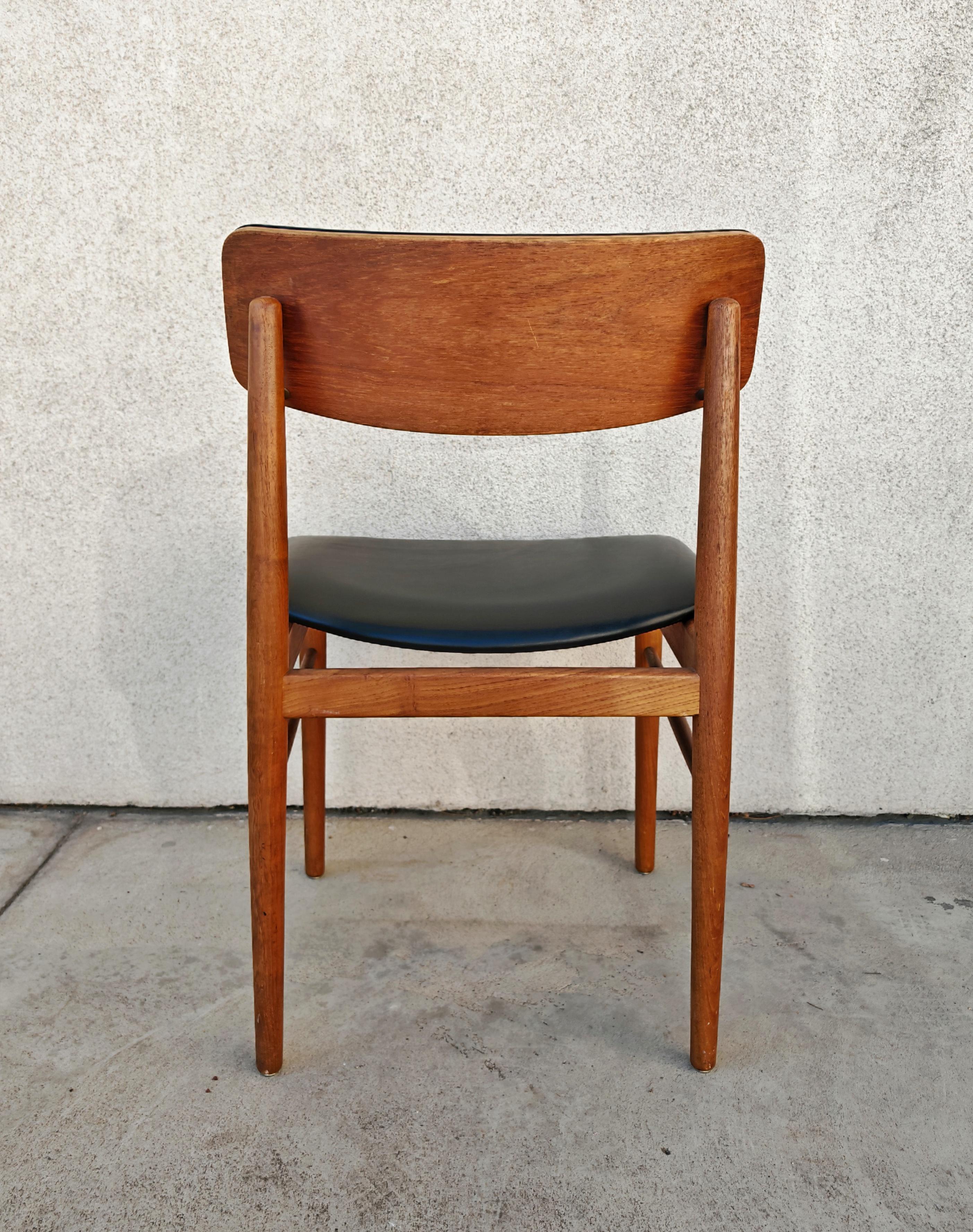 Set di 6 sedie da pranzo del Mid Century  in teak e vinile, disegnata da Sven Chrobat in vendita 5