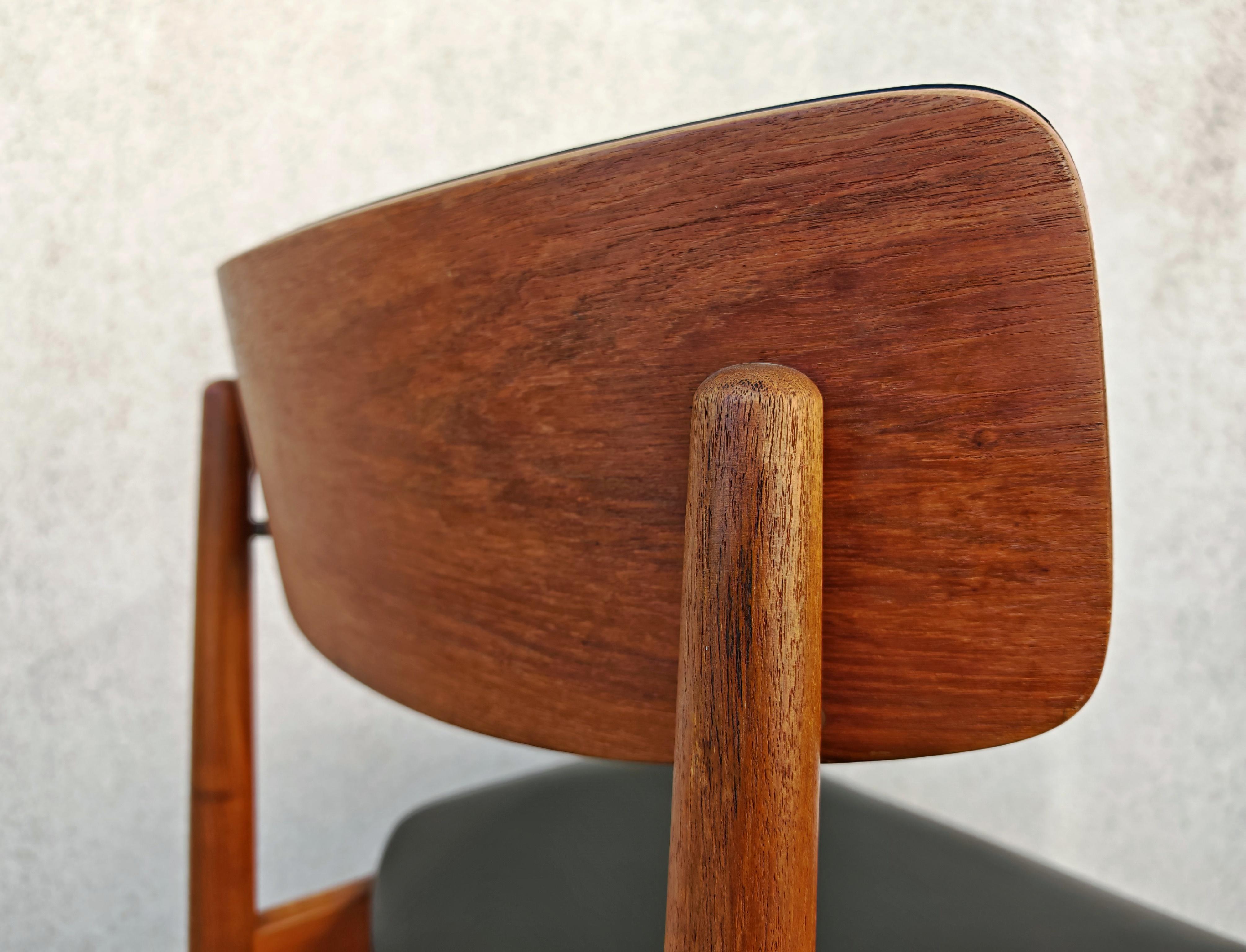 Set di 6 sedie da pranzo del Mid Century  in teak e vinile, disegnata da Sven Chrobat in vendita 9