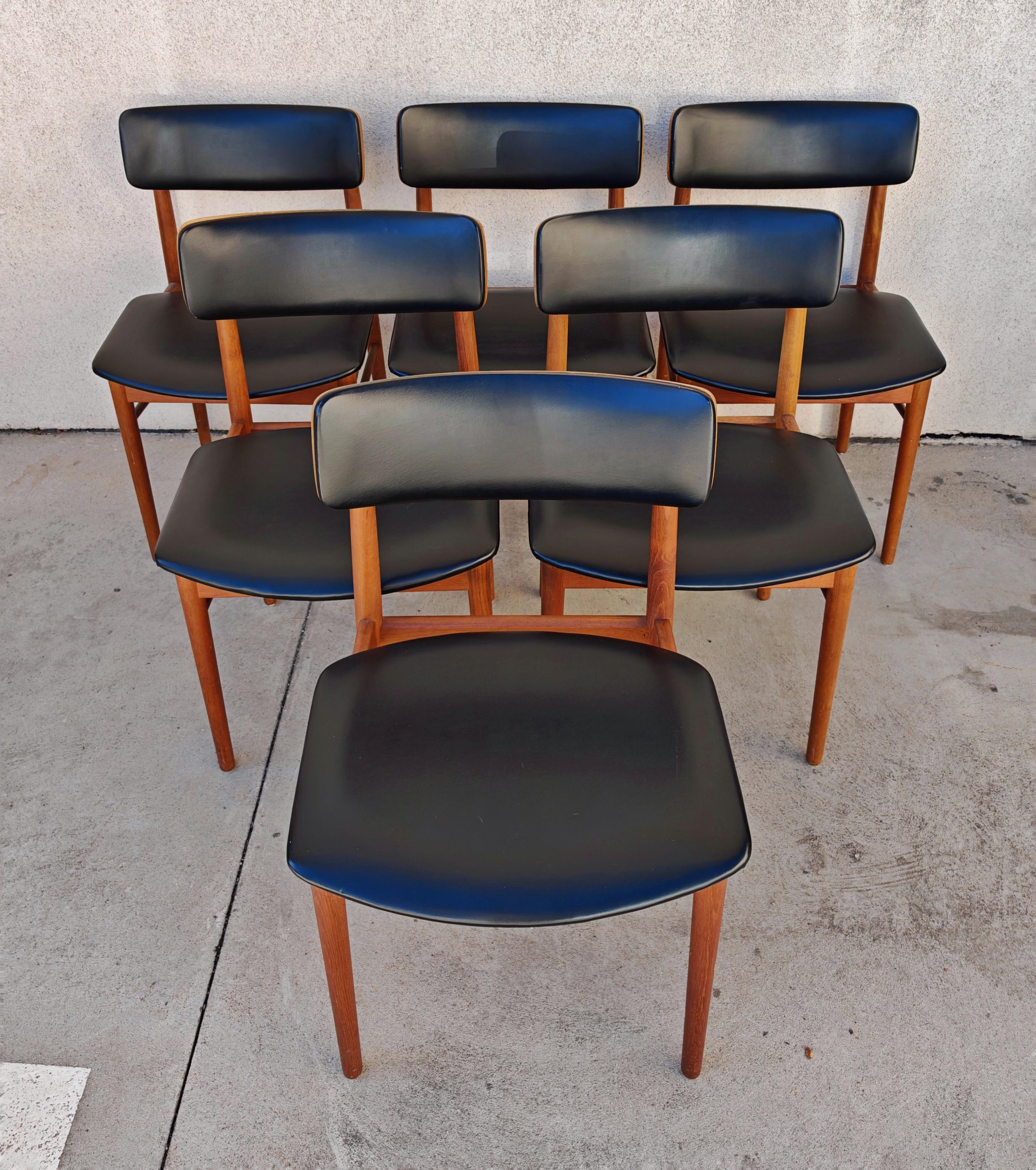 In questo annuncio troverai un set di 6 sedie da pranzo Mid Century Modern disegnate da Sven Chrobat per SAX. Presentano un bellissimo design elegante in teak. I sedili e gli schienali sono rivestiti in schiuma e vinile nero, offrendo non solo il